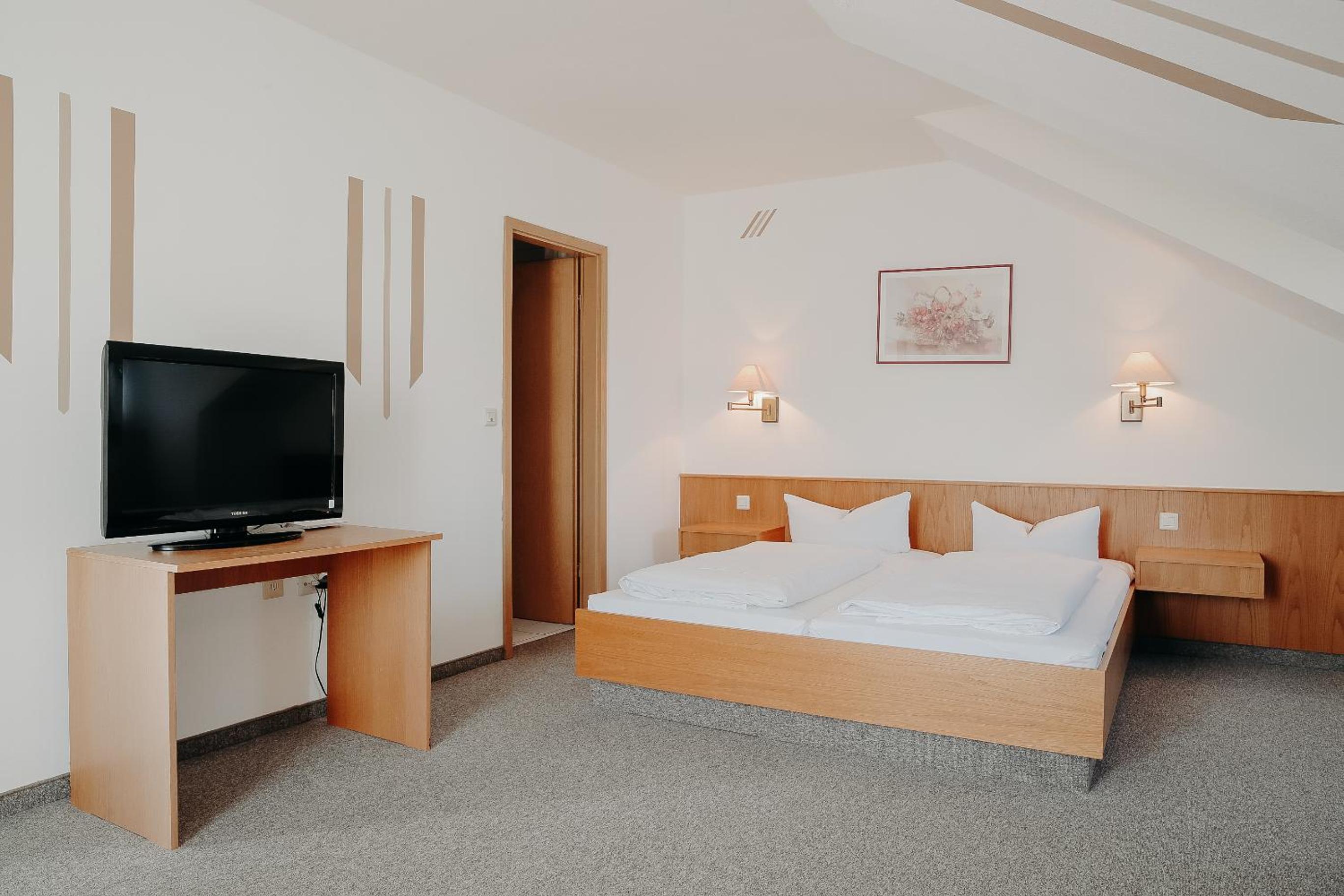 Economy Twin Room photo 2