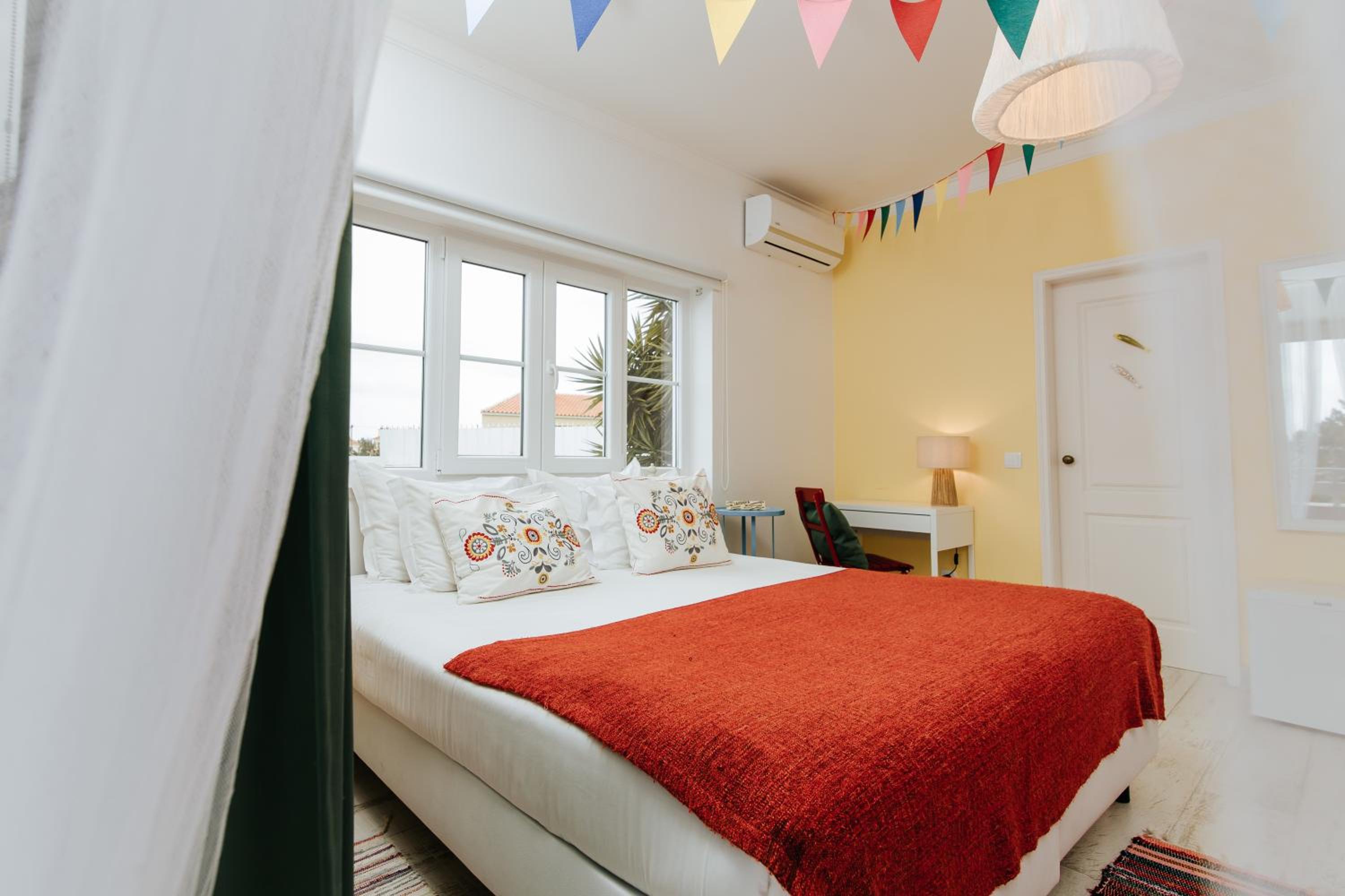 Deluxe King Suite with Partial Sea View