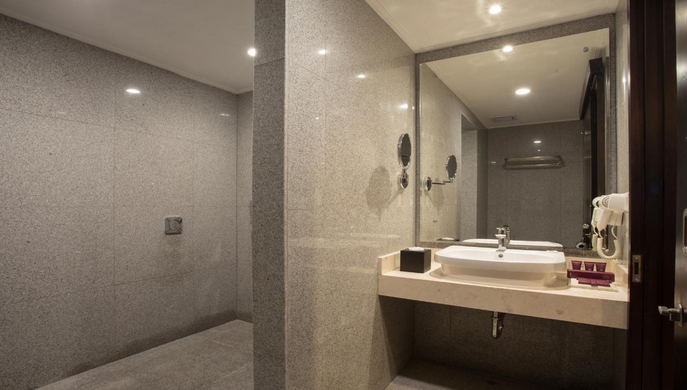 Junior Suite with Balcony - Photo 7