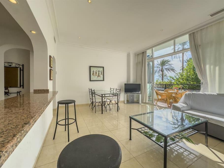 Apartamento de dos habitaciones con terraza y vista al mar
