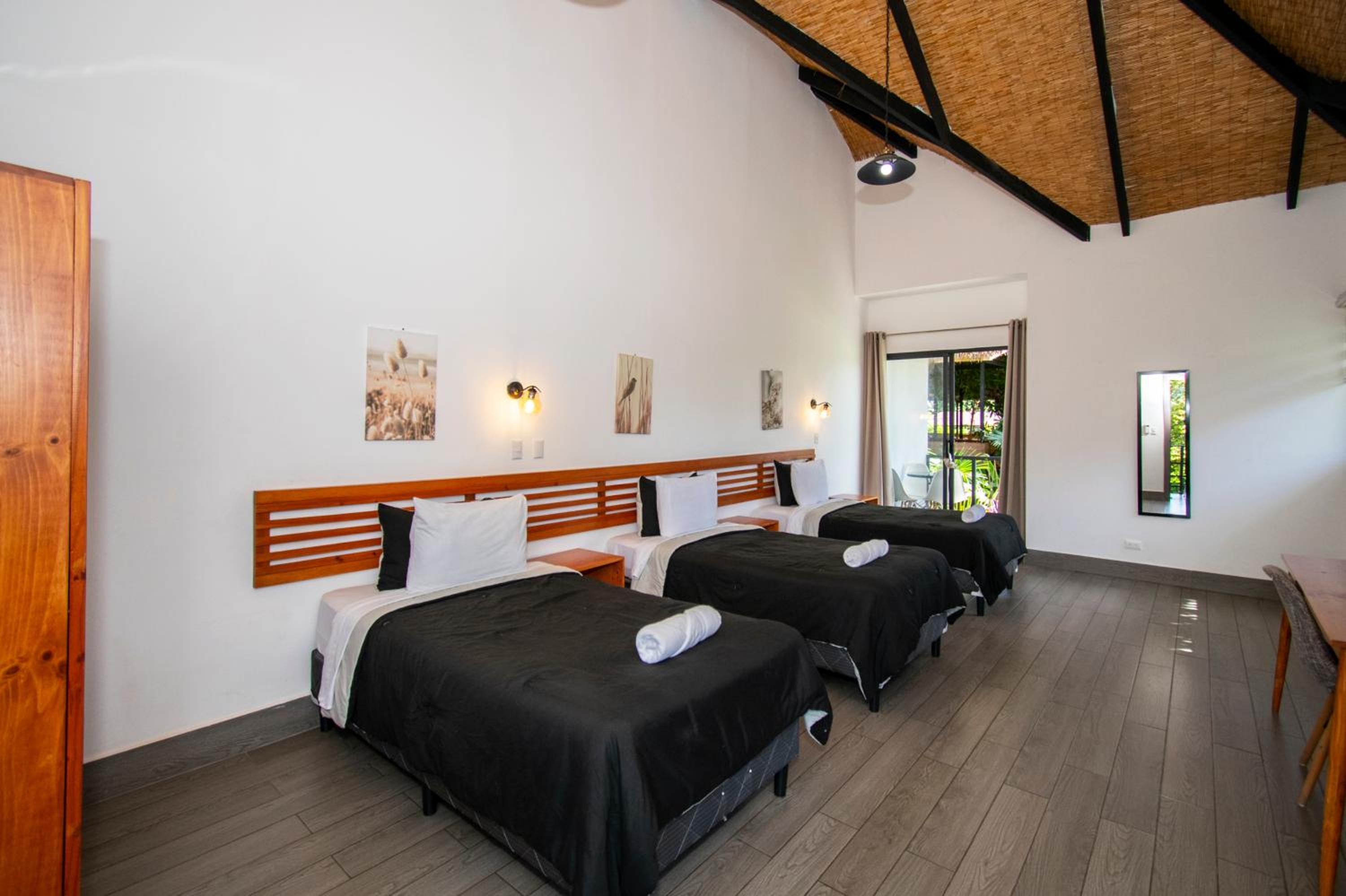 Triple Room with Pool View photo 3