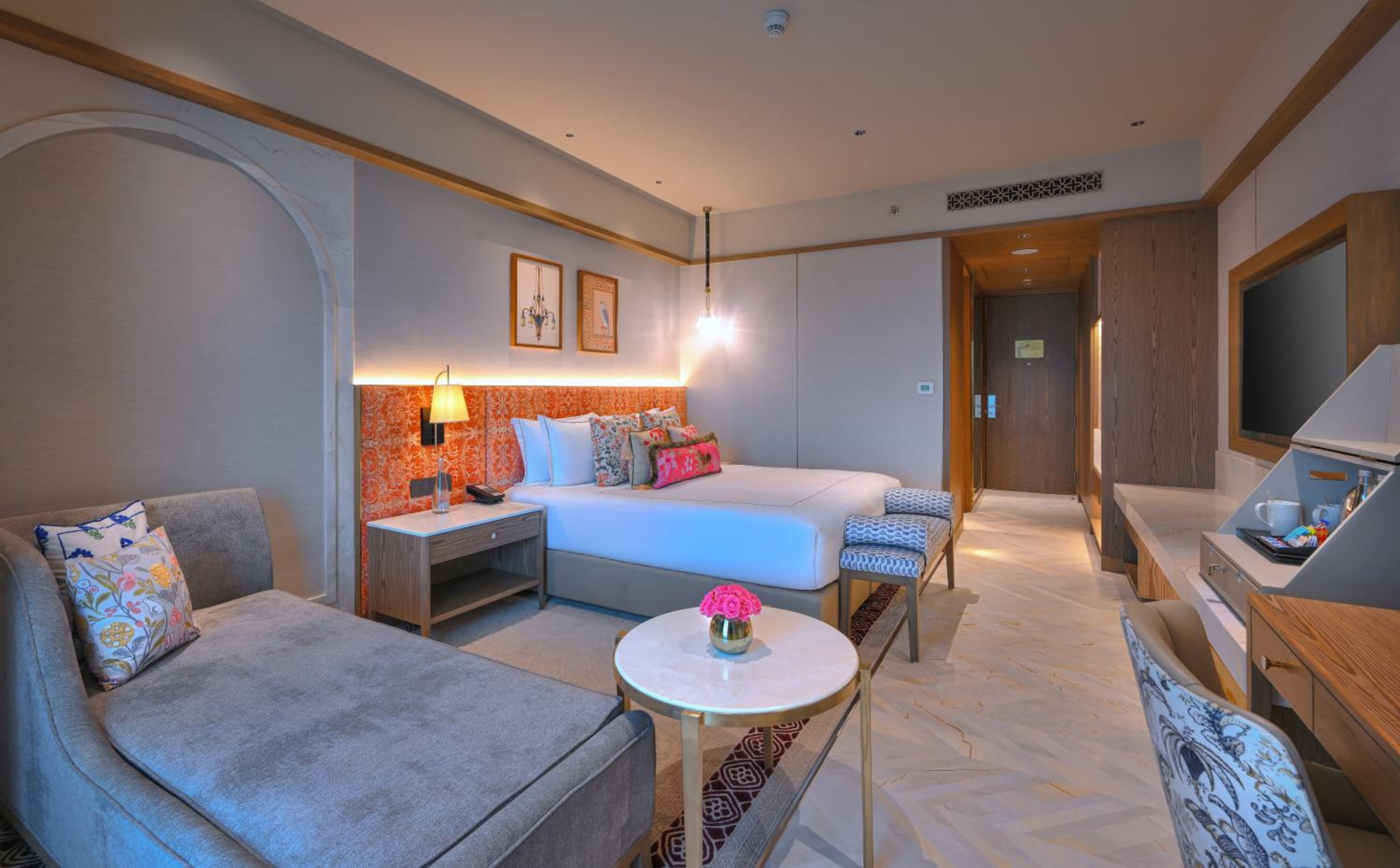Taj Club Room King Bed with 15% discount on food, beverages, laundry and spa - Photo 1