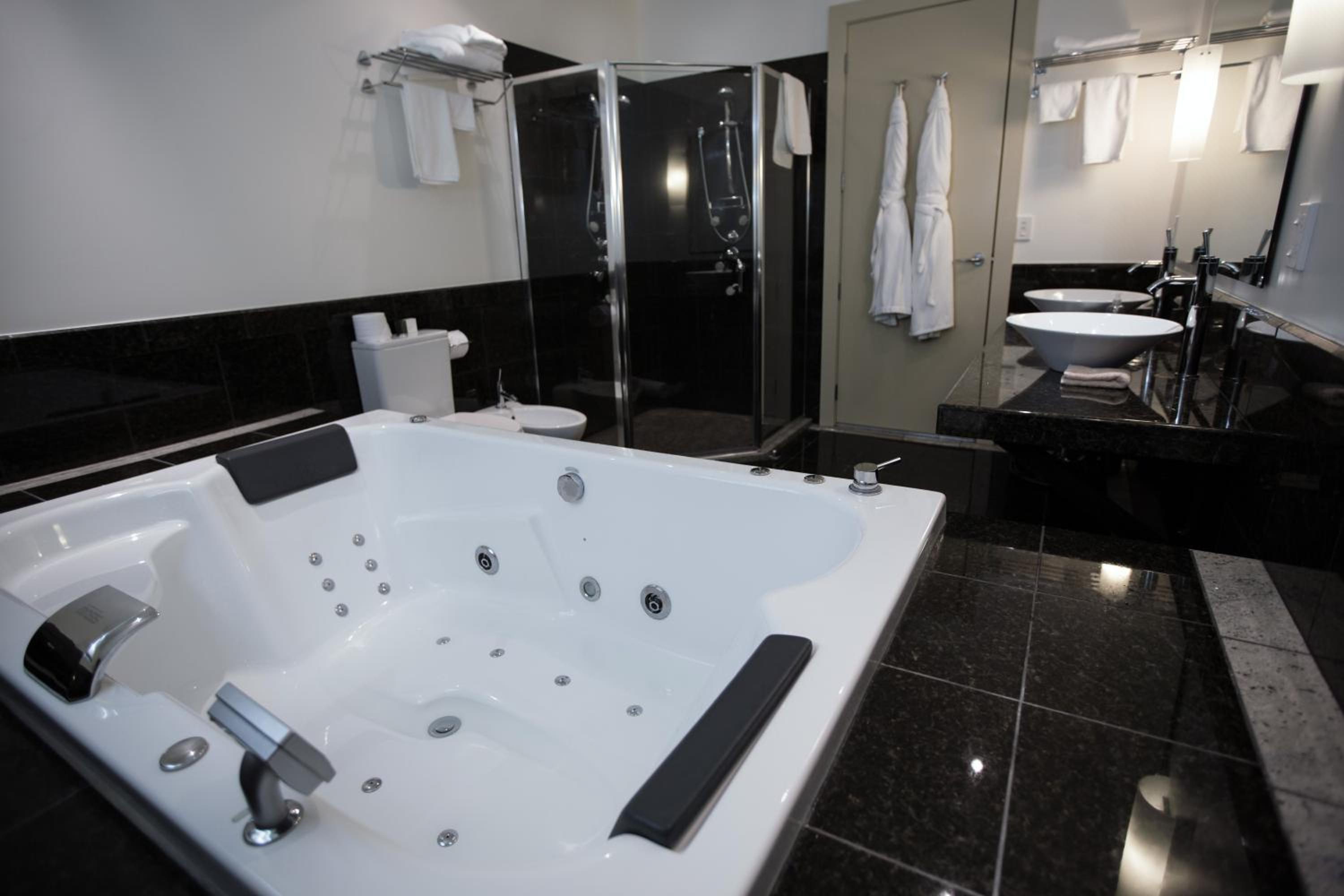 Suite - Photo 2