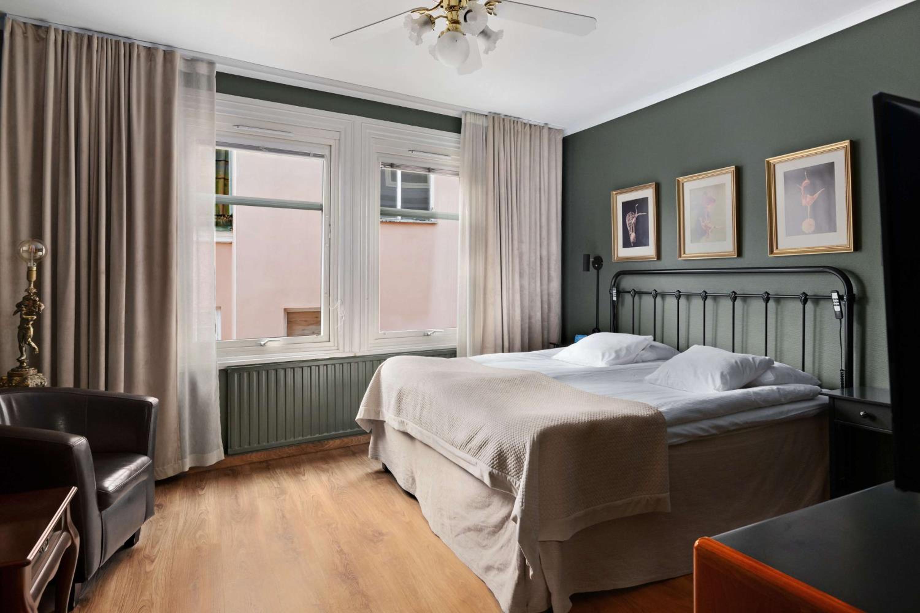 Superior King Room with King Bed - Non-Smoking - Photo 1