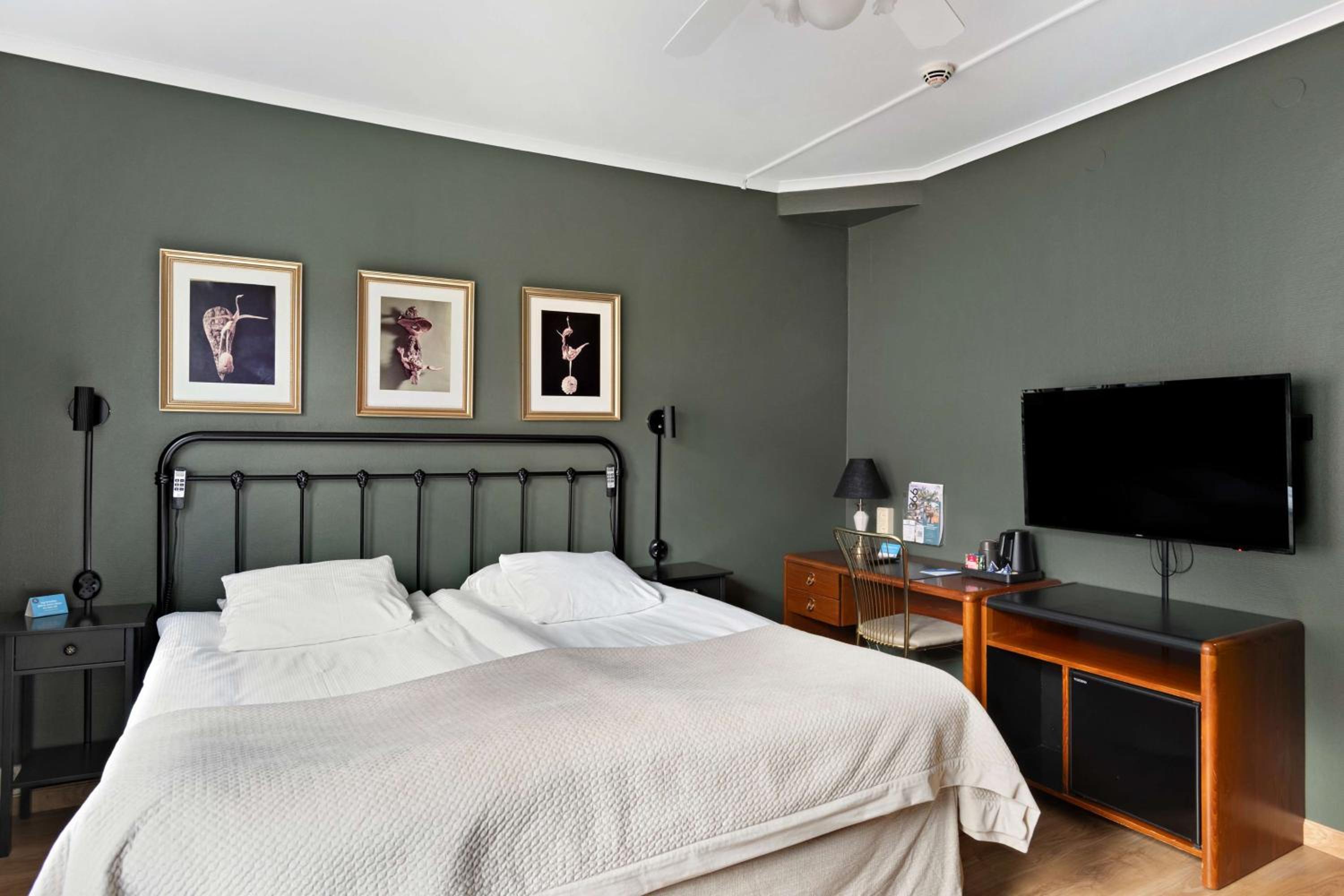 Superior King Room with King Bed - Non-Smoking - Photo 3
