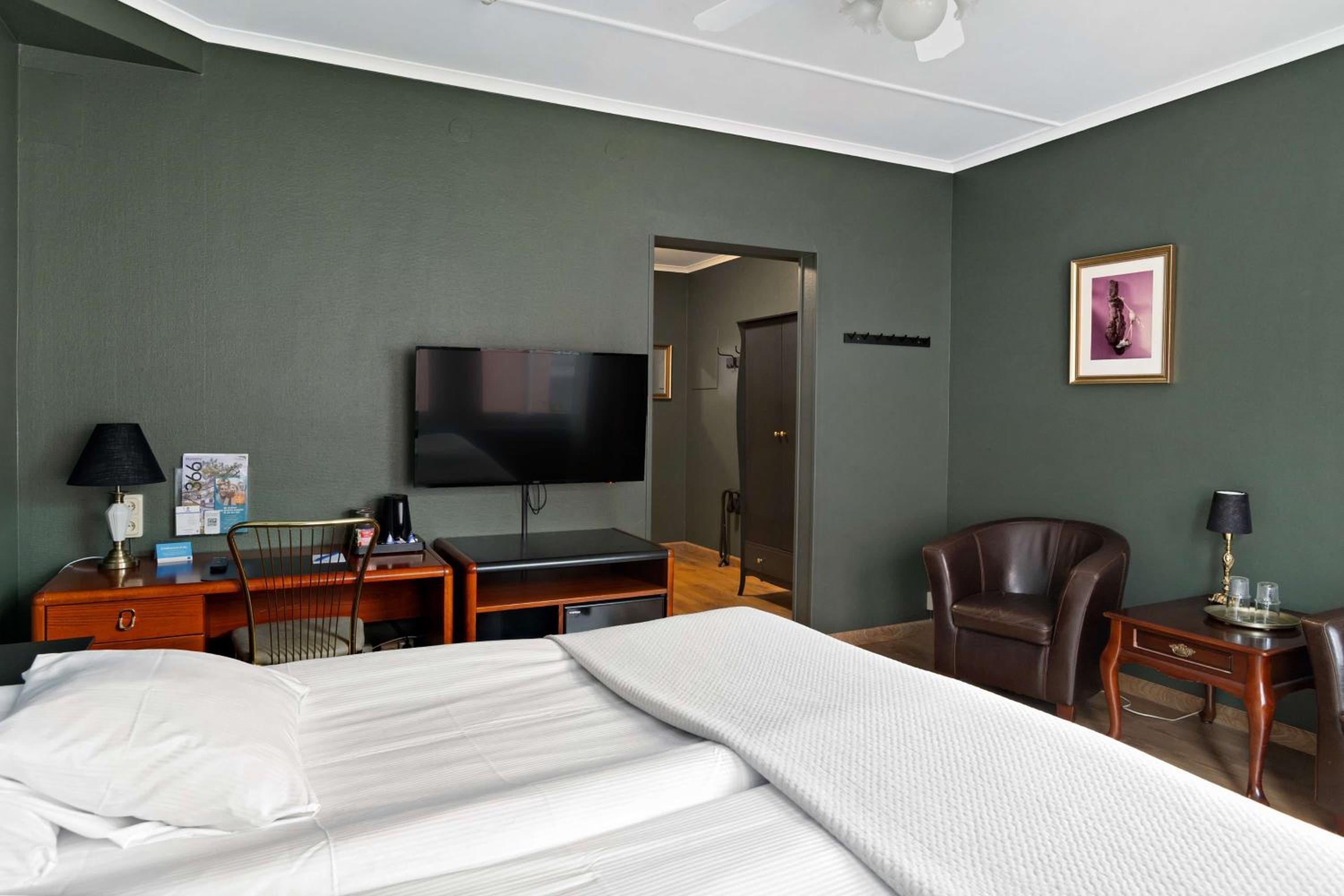Superior King Room with King Bed - Non-Smoking - Photo 4