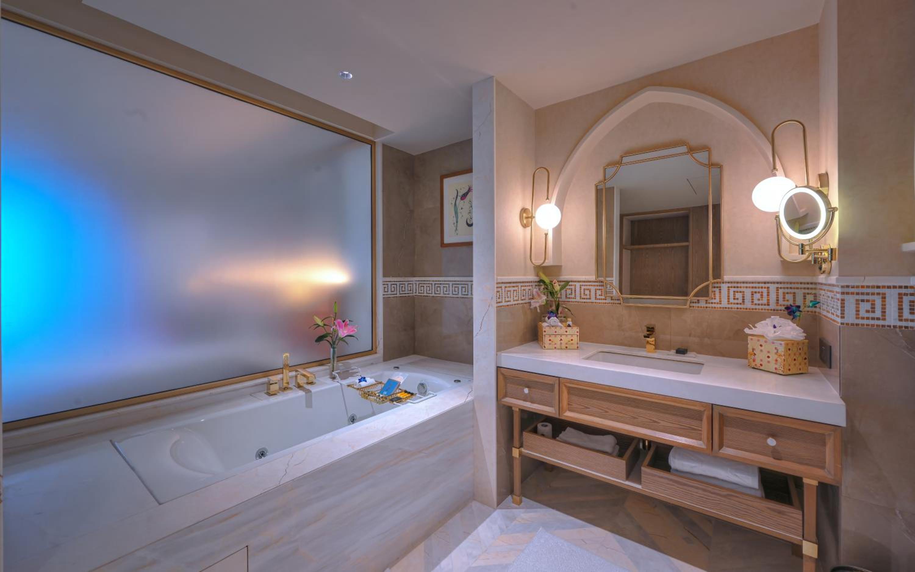 Deluxe Suite with 15% discount on food, beverages, laundry and spa - Photo 5