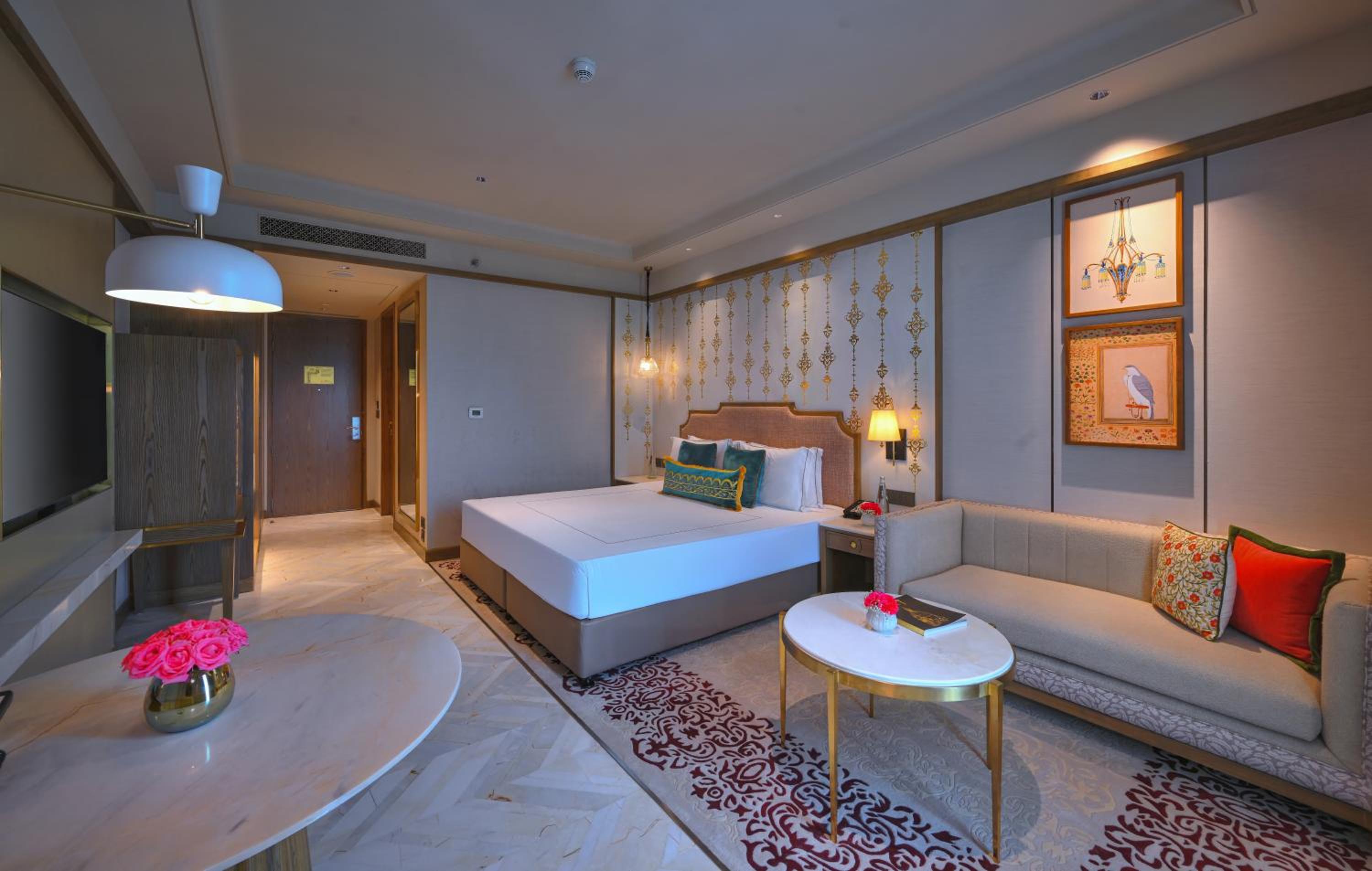 Luxury Room King Bed with 15% discount on food, beverages, laundry and spa - Photo 1