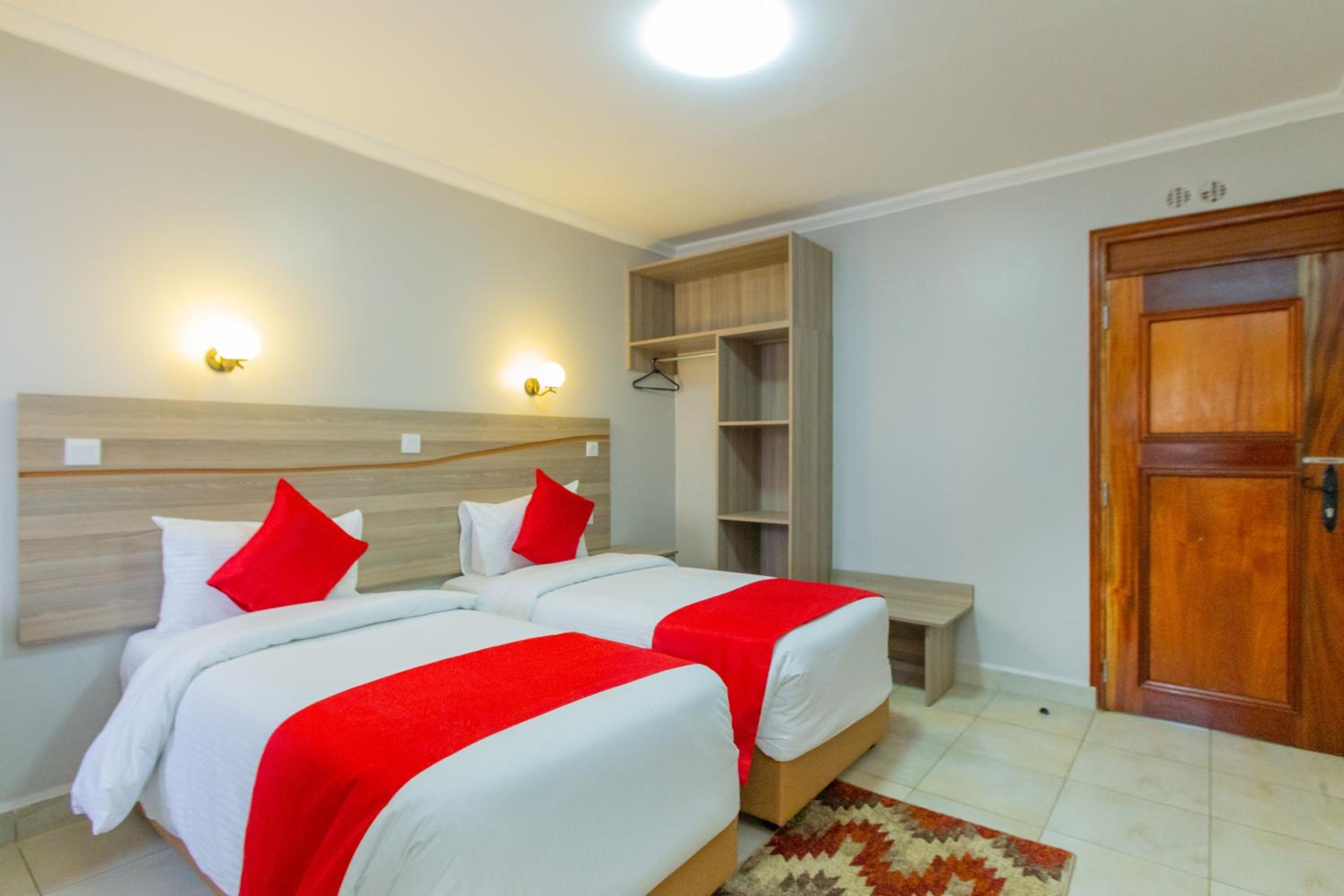 Standard Twin Room - Photo 4