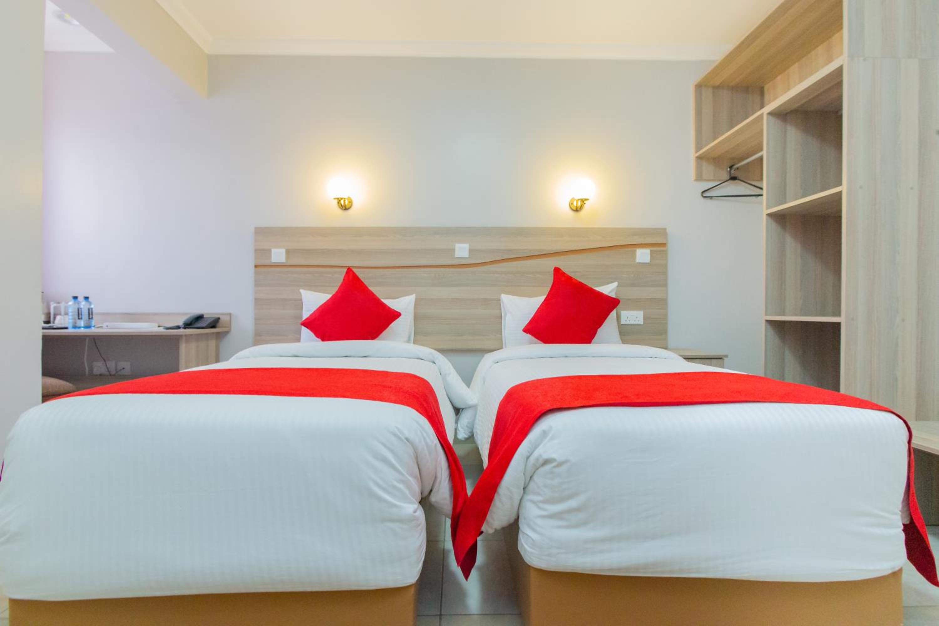 Standard Twin Room - Photo 2