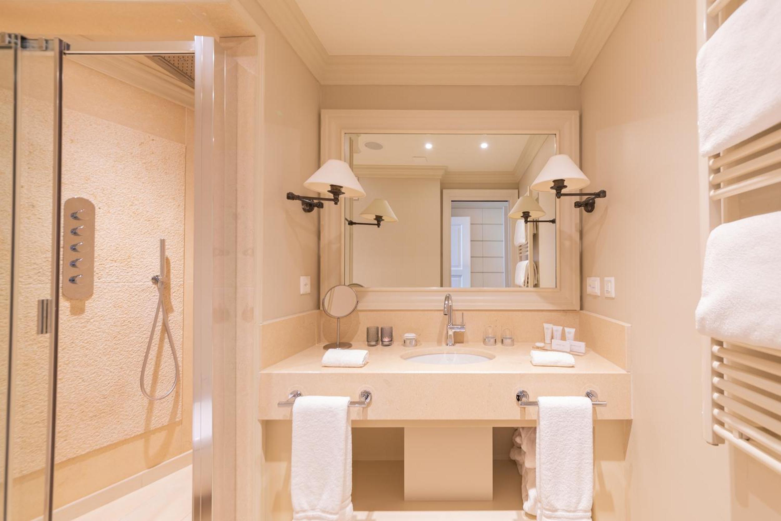 Junior Suite with Spa Access - Photo 7
