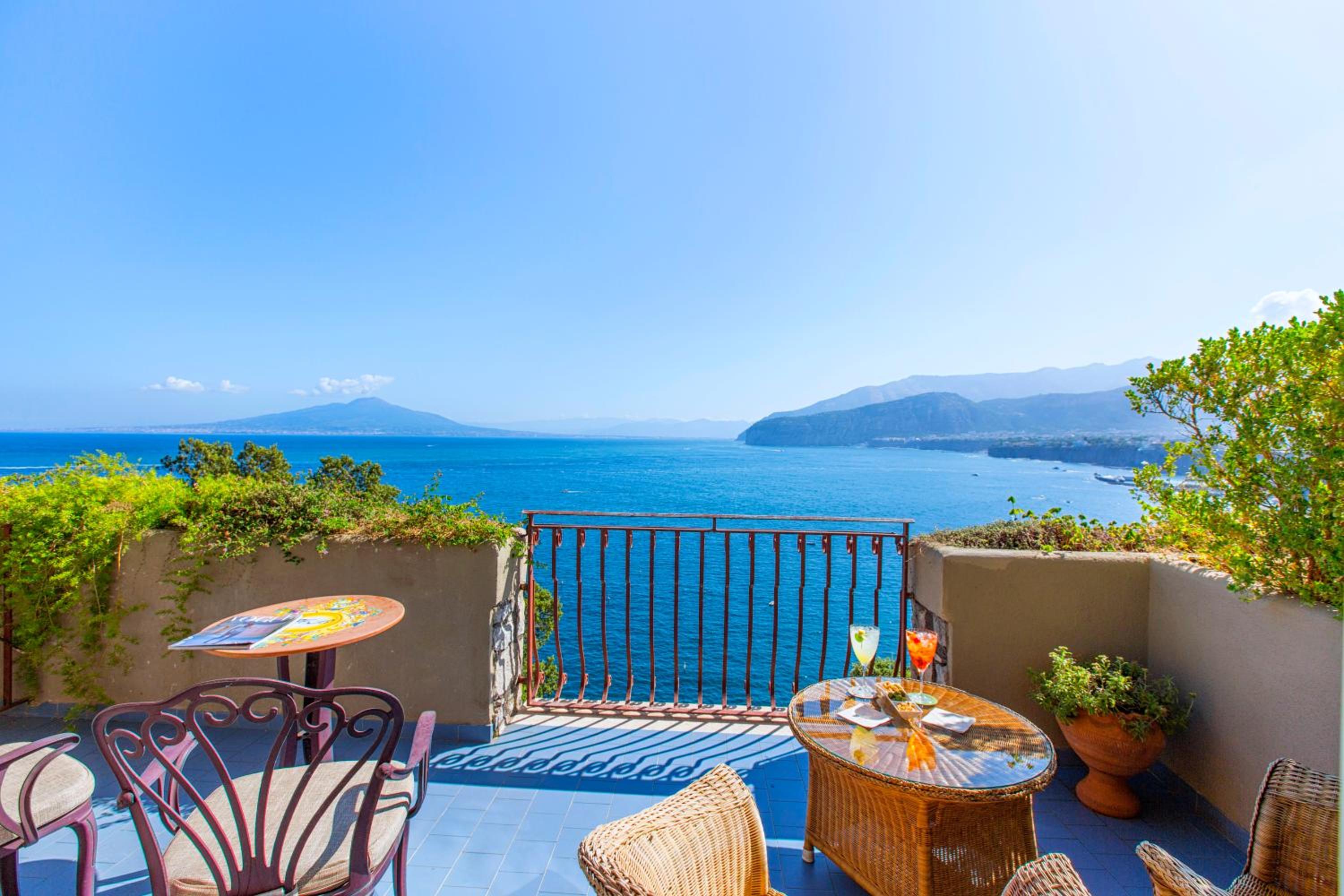Deluxe Junior Suite with Terrace and Sea View - Photo 13