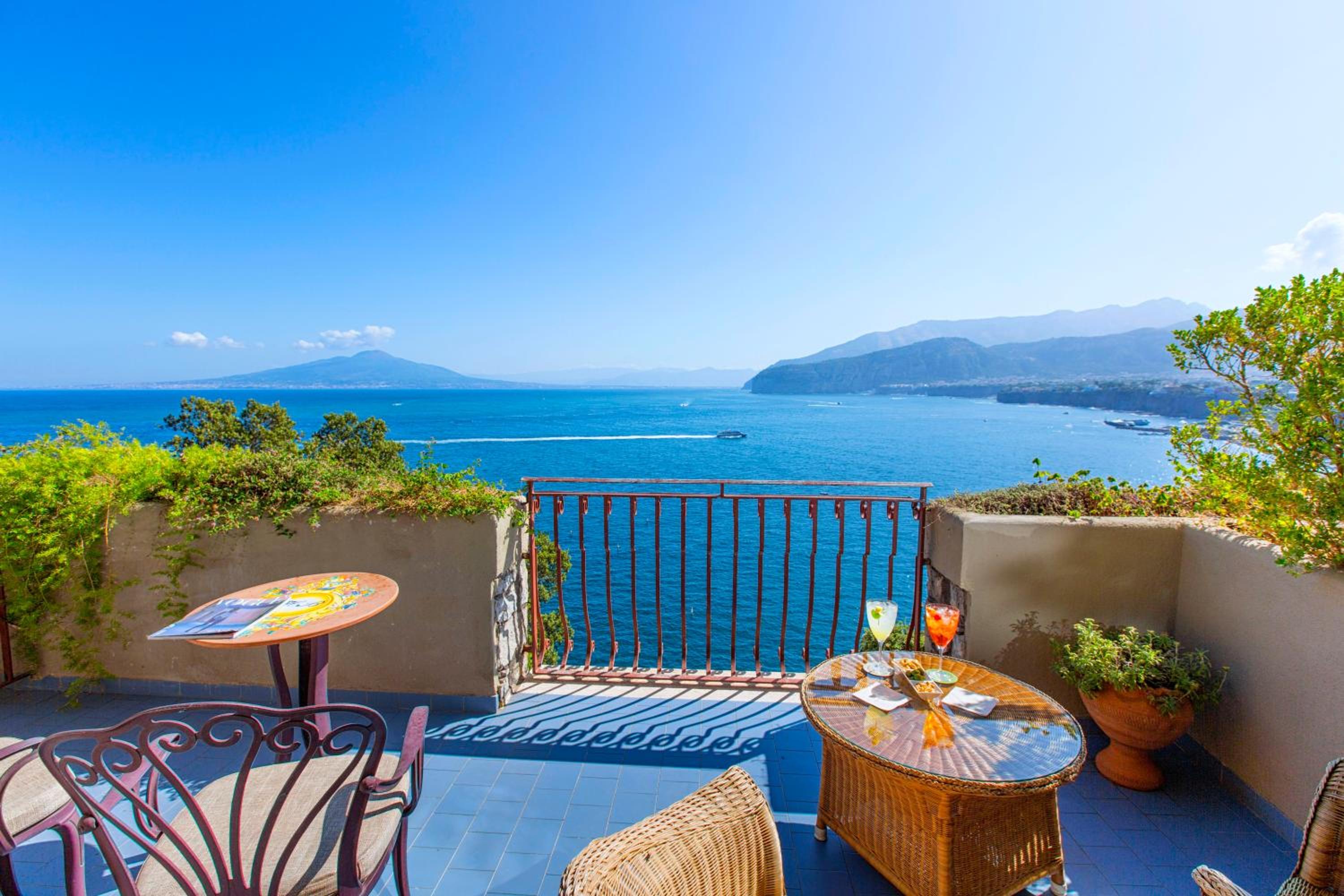 Deluxe Junior Suite with Terrace and Sea View - Photo 15