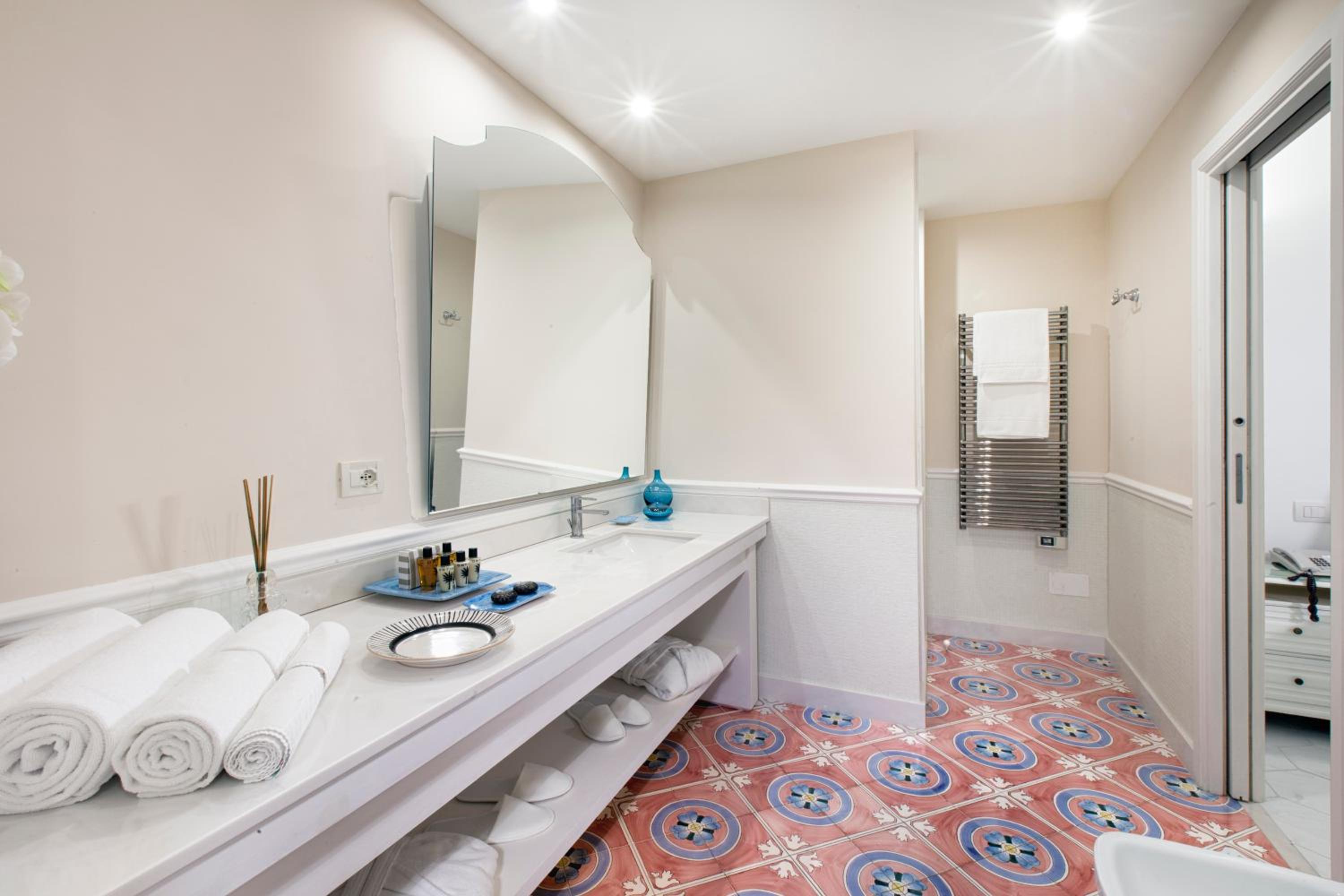 King Suite with Spa Bath with Terrace and Sea View - Photo 15