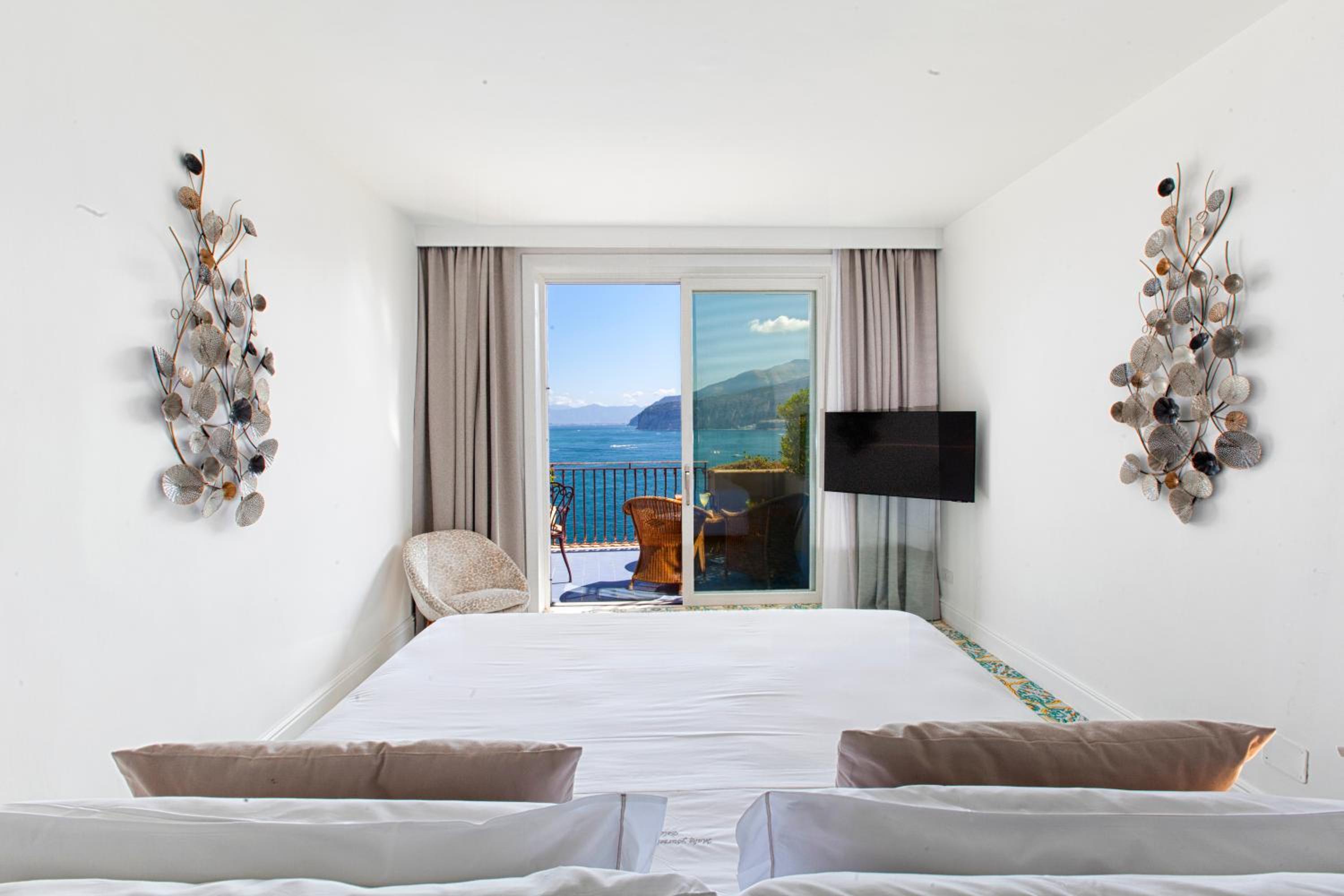 Deluxe Junior Suite with Terrace and Sea View - Photo 19