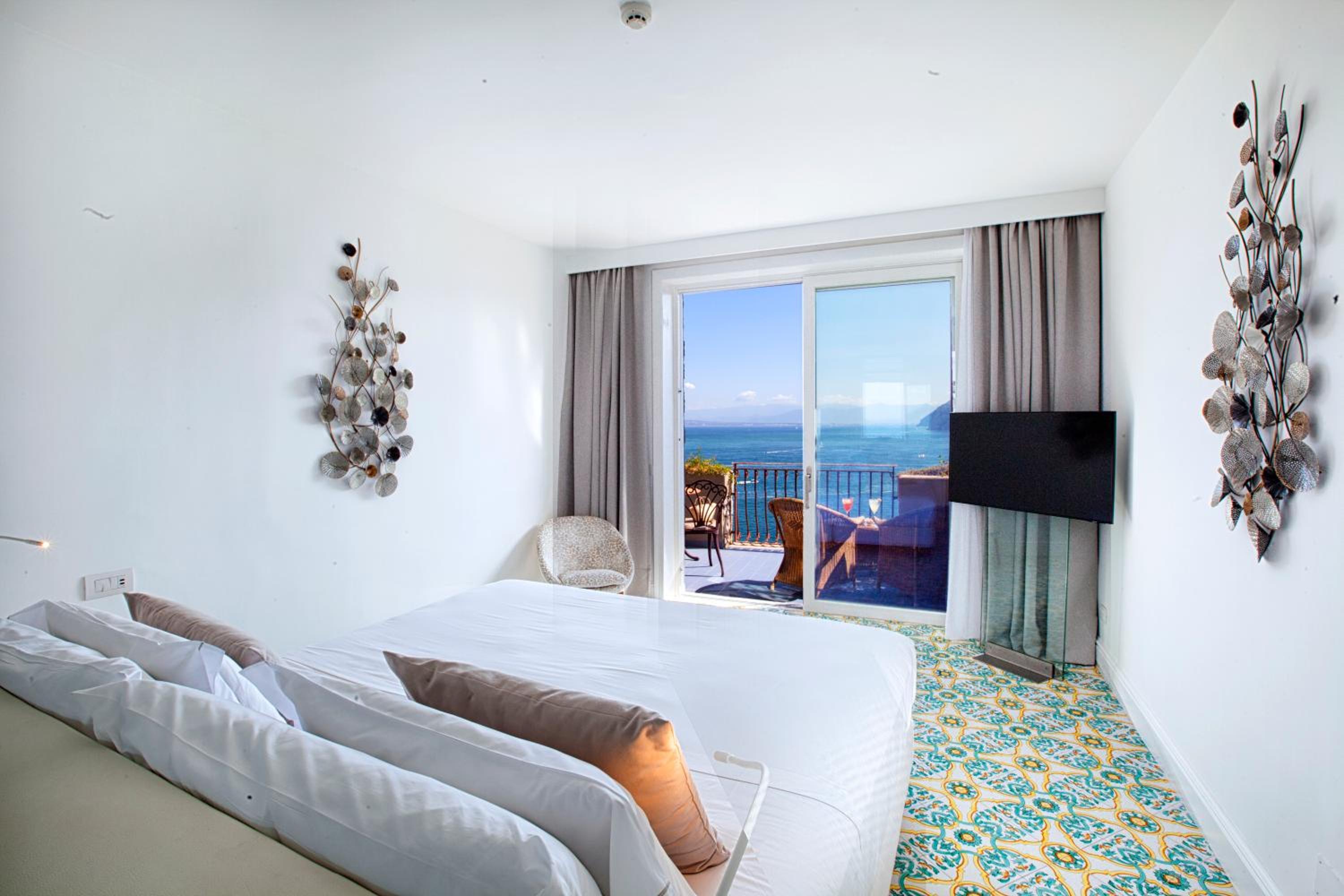 Deluxe Junior Suite with Terrace and Sea View - Photo 21