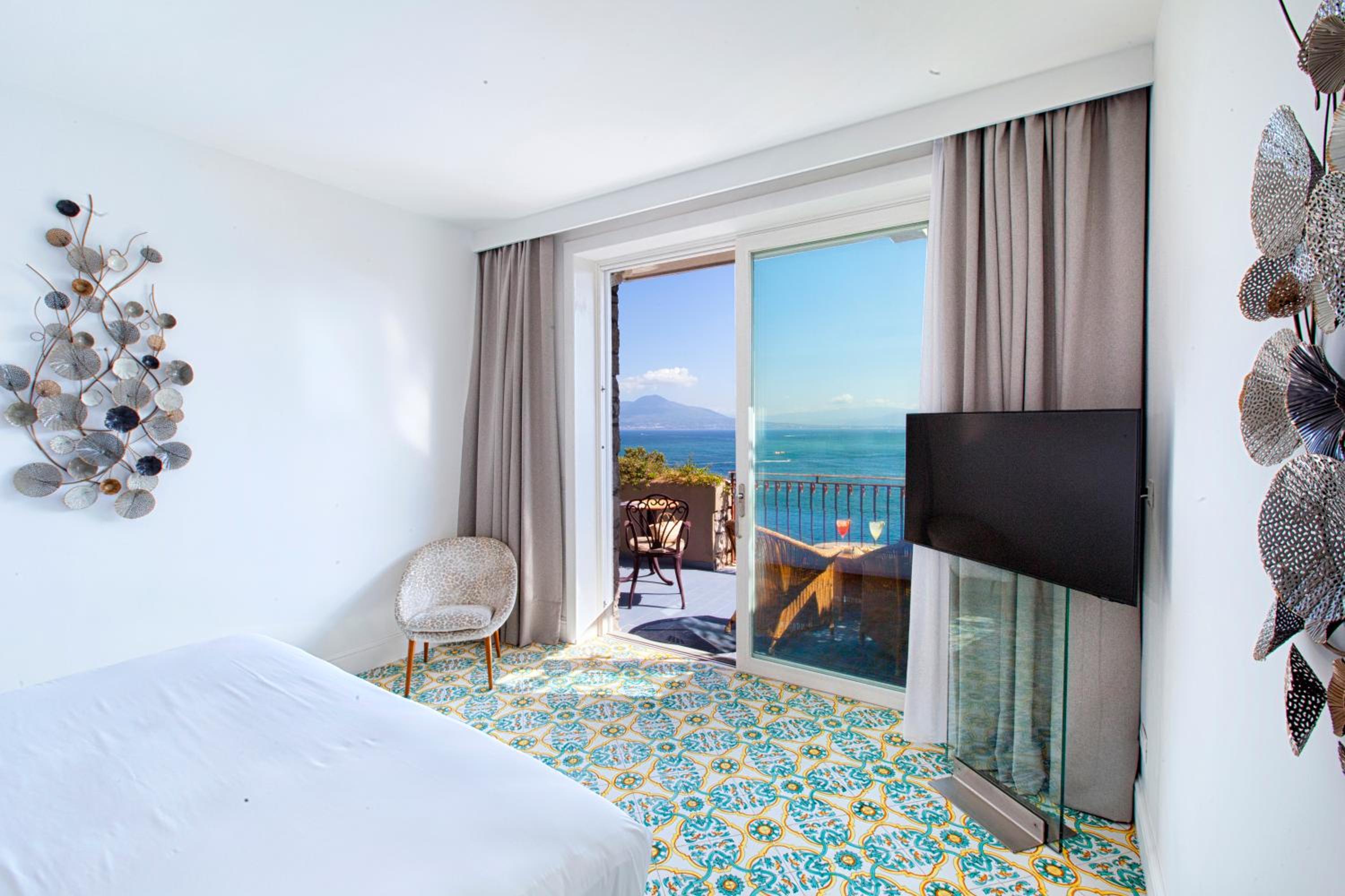 Deluxe Junior Suite with Terrace and Sea View - Photo 2