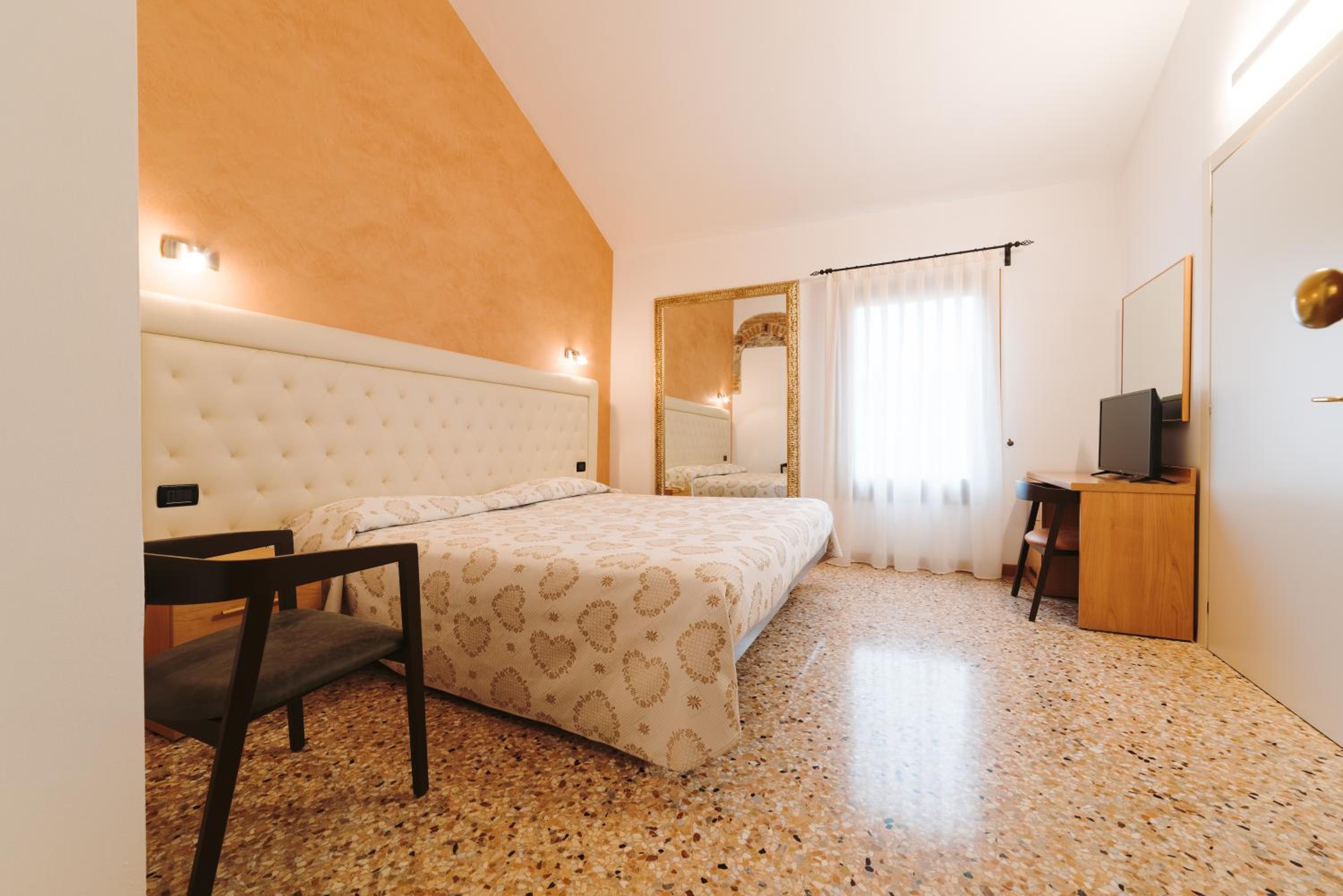 Double or Twin Room photo 3