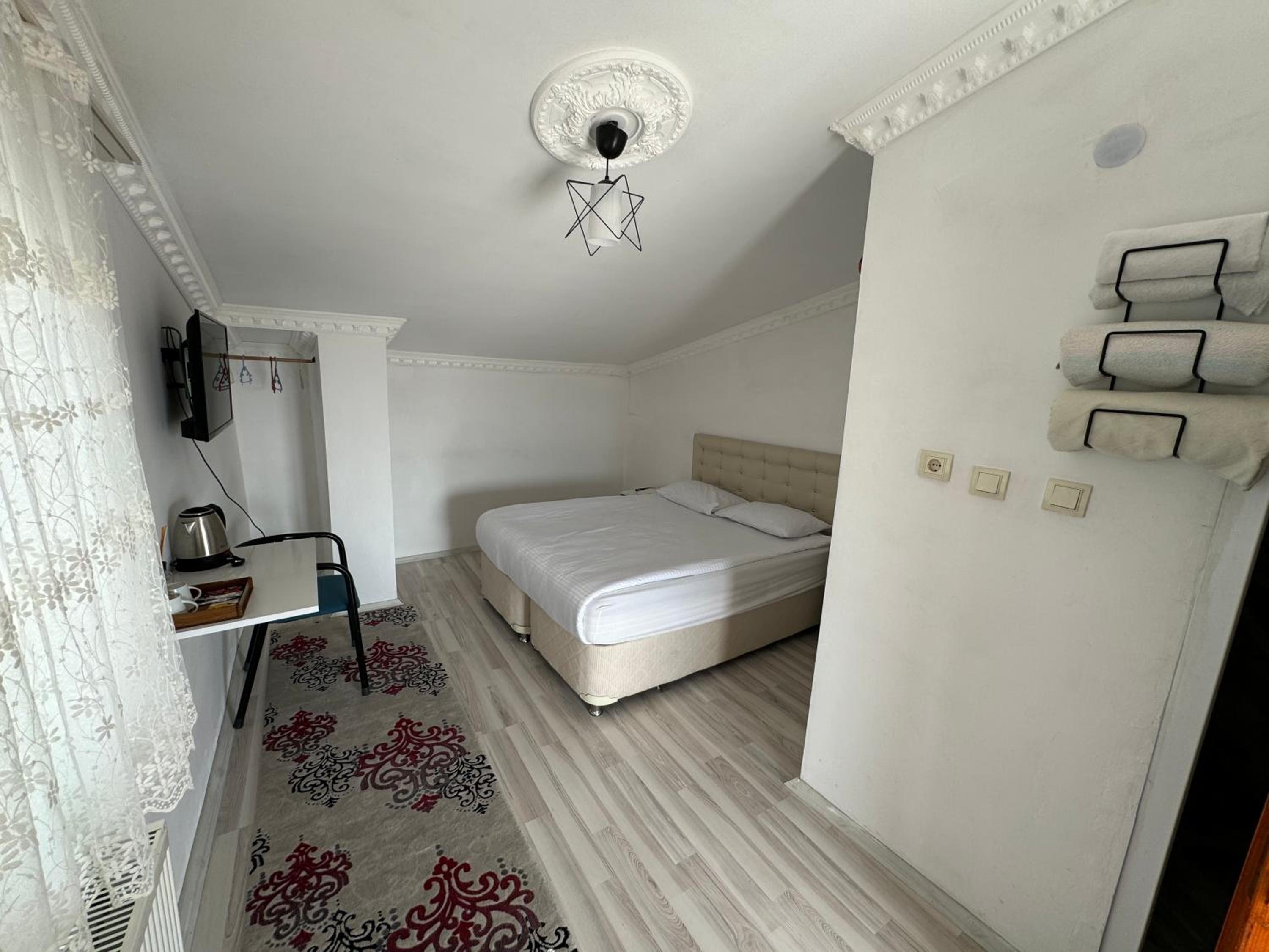 Standard Double or Twin Room - Photo 6