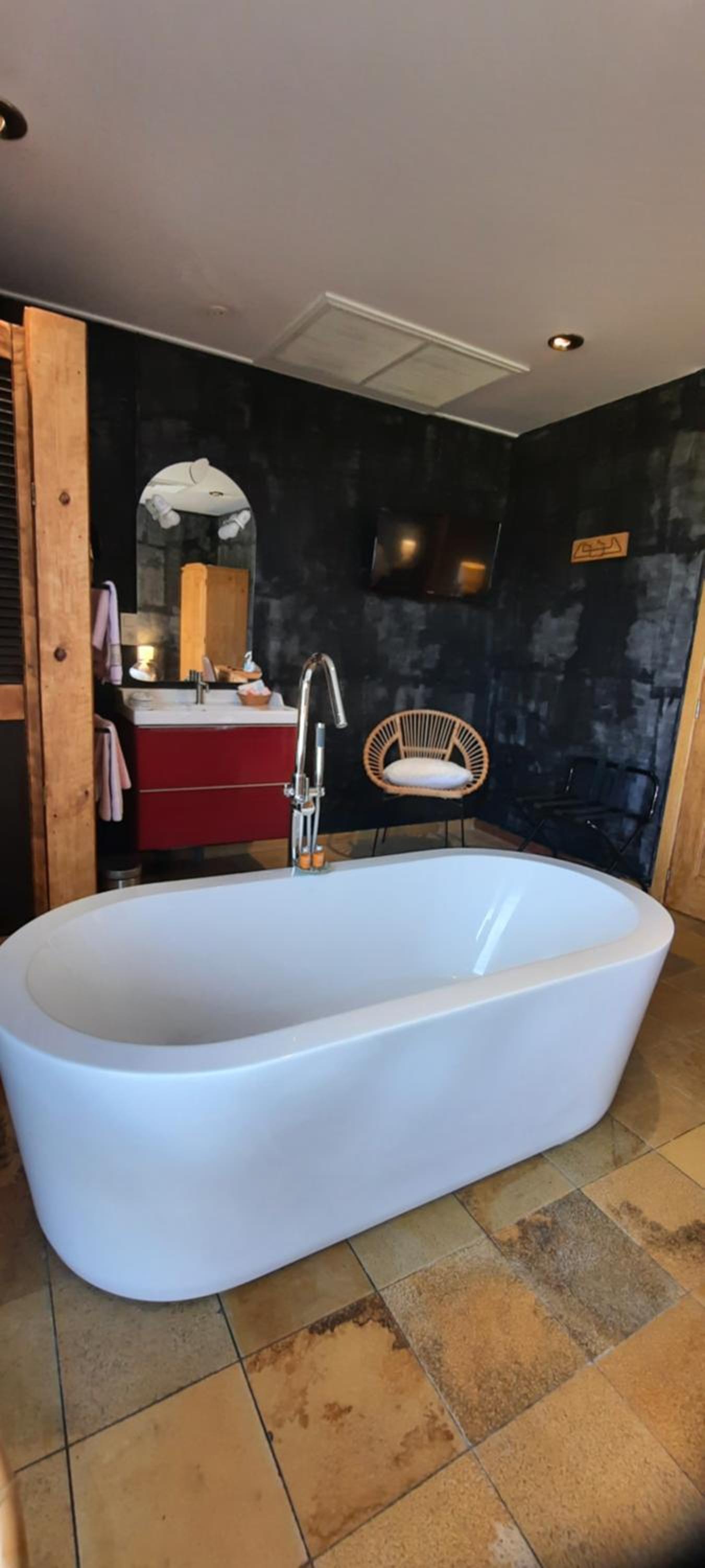 Double Room with Private Bathroom - Photo 10
