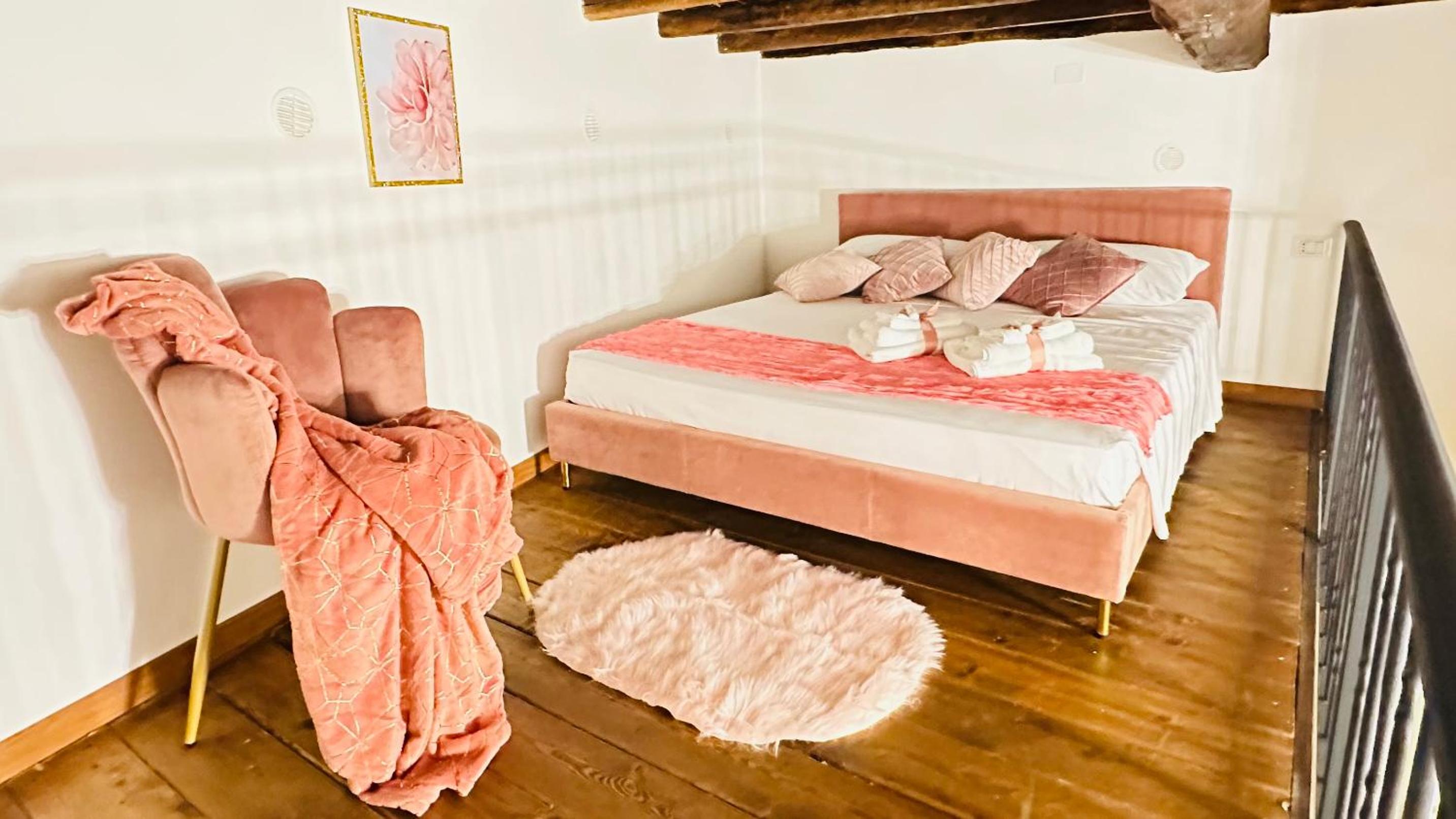 One-Bedroom Apartment photo 1