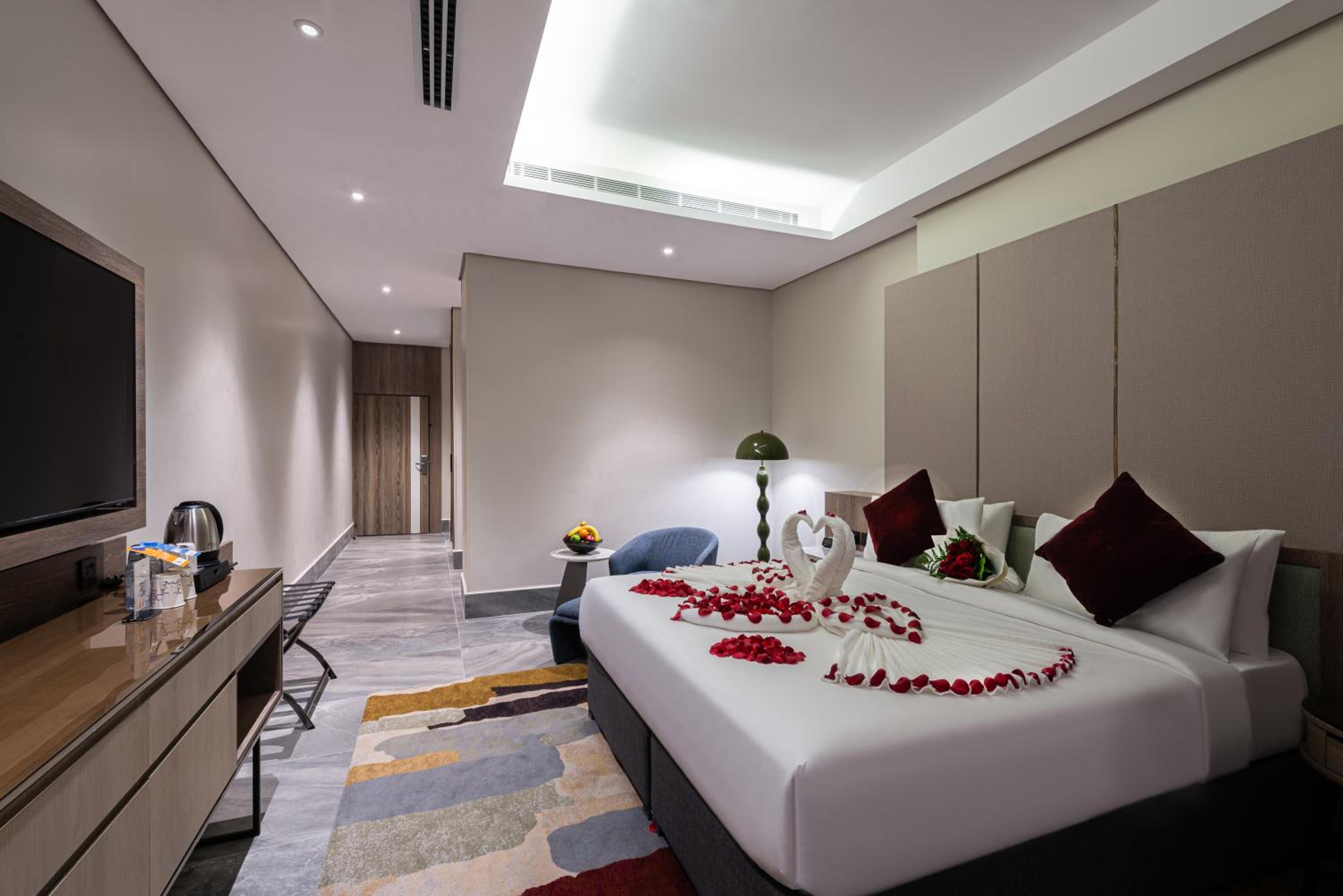 Deluxe King Suite - Photo 1