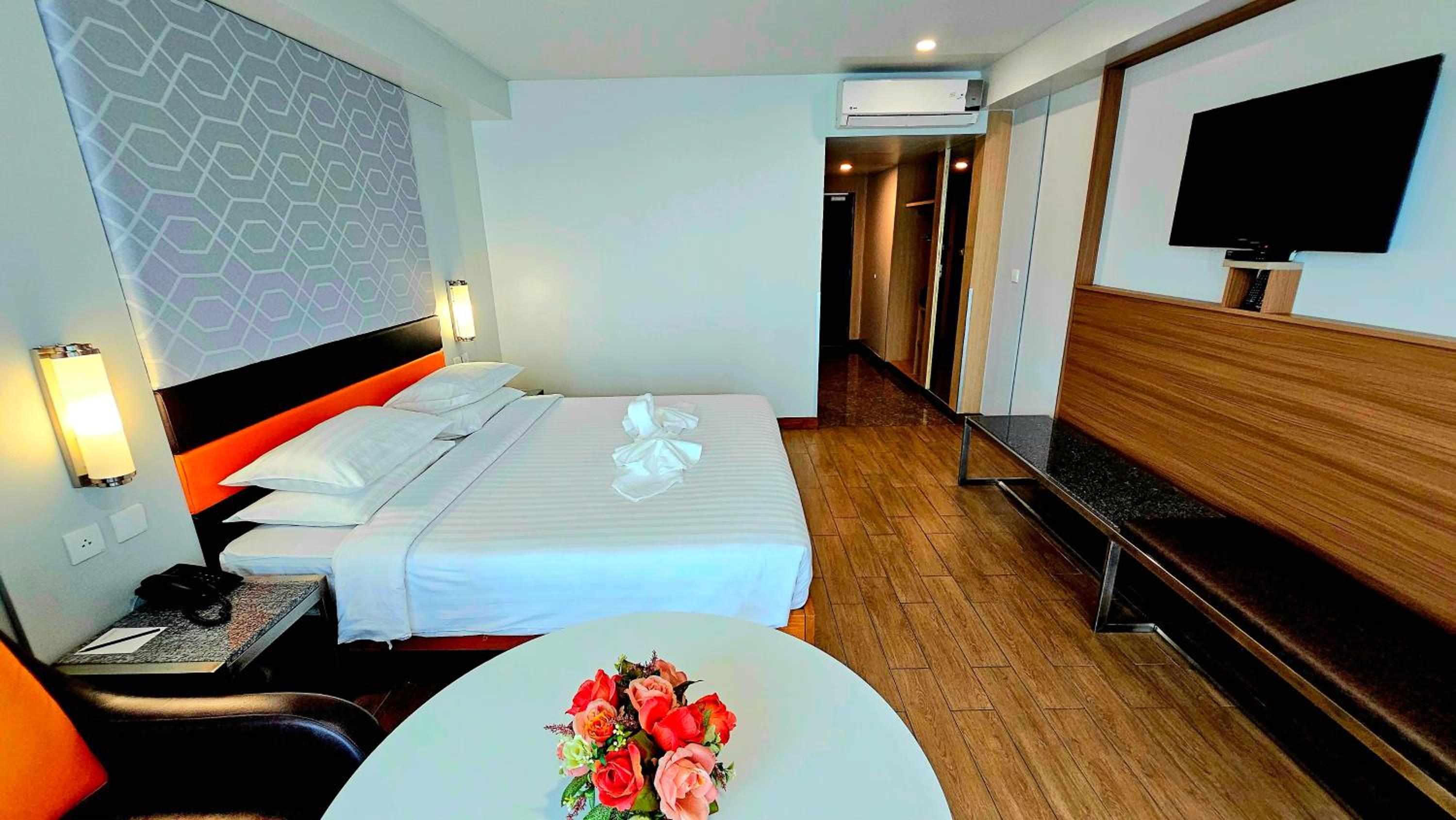 Deluxe King Room photo 2