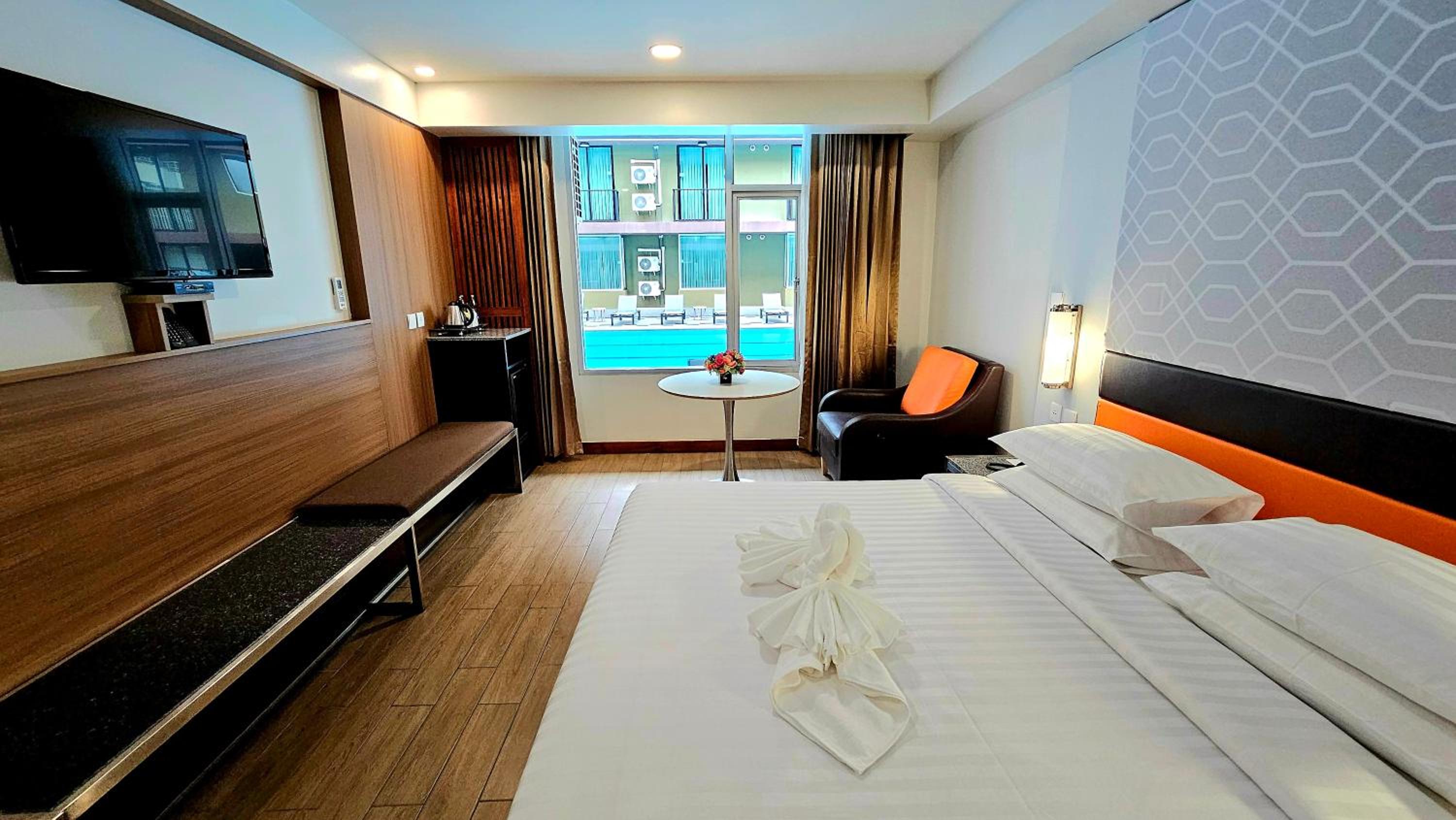 Deluxe King Room with Pool View photo 3
