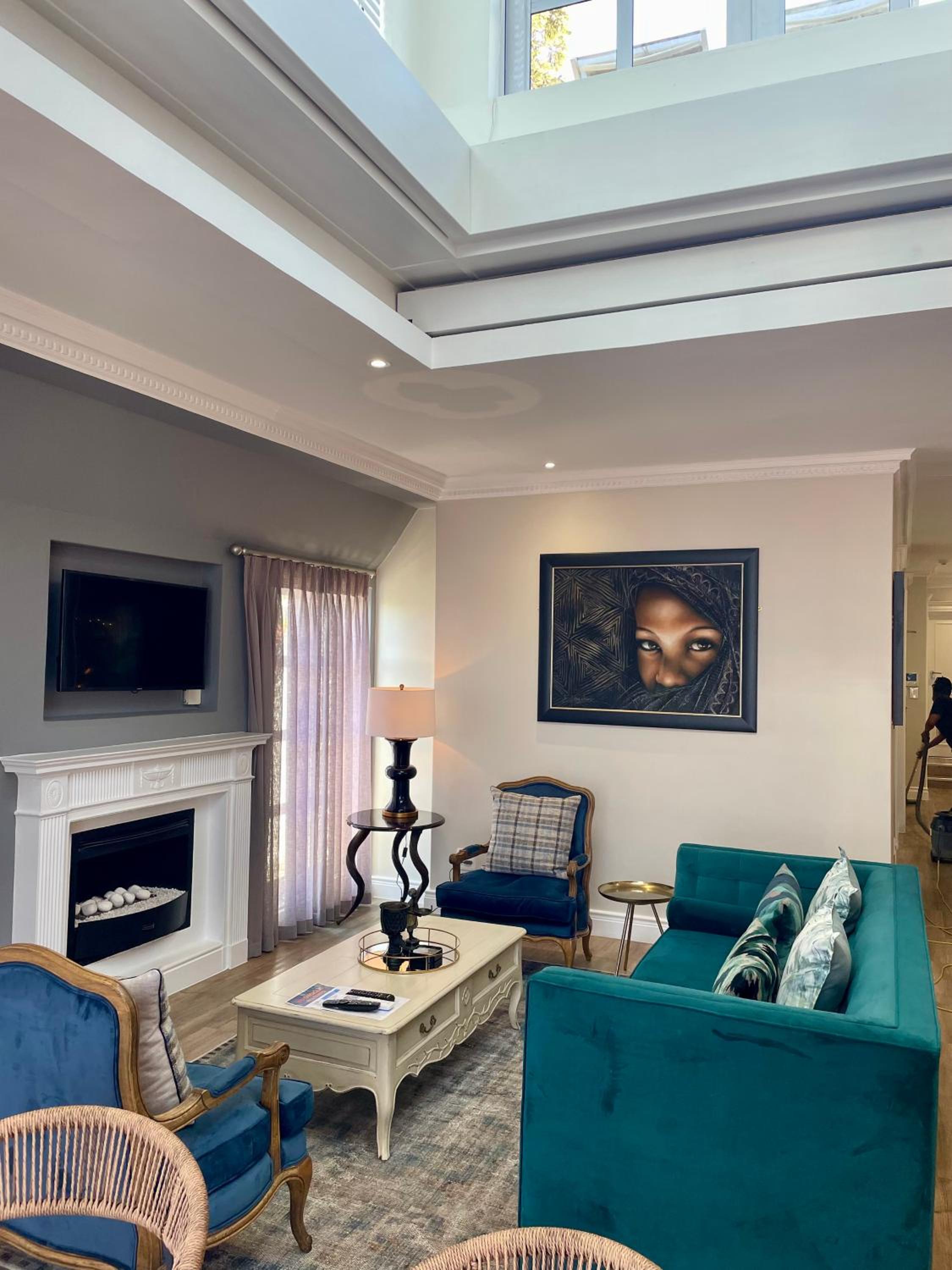 One Bedroom Penthouse with Rooftop - Photo 6