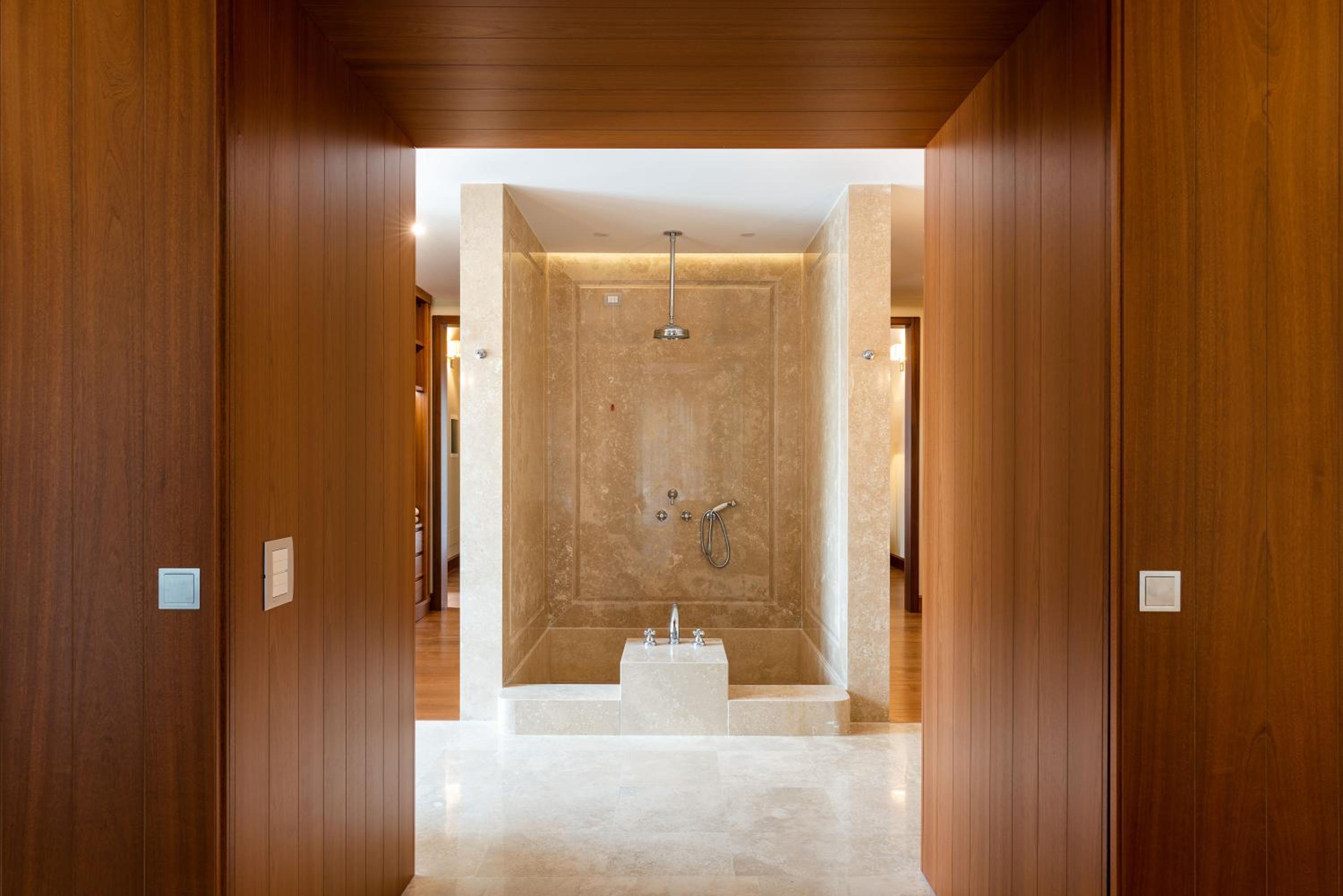 Suite with Pool View - Photo 4