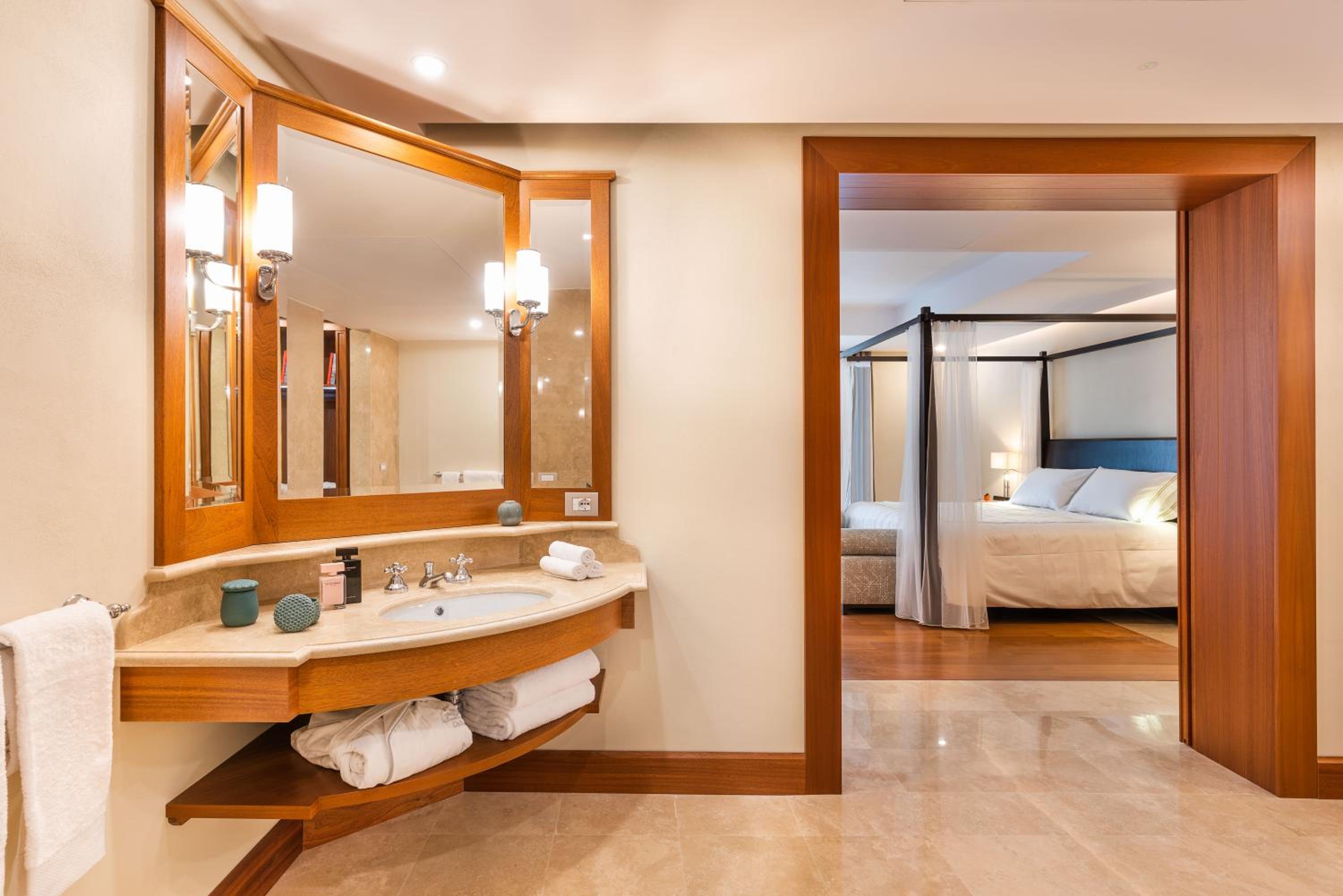 Suite with Pool View - Photo 2