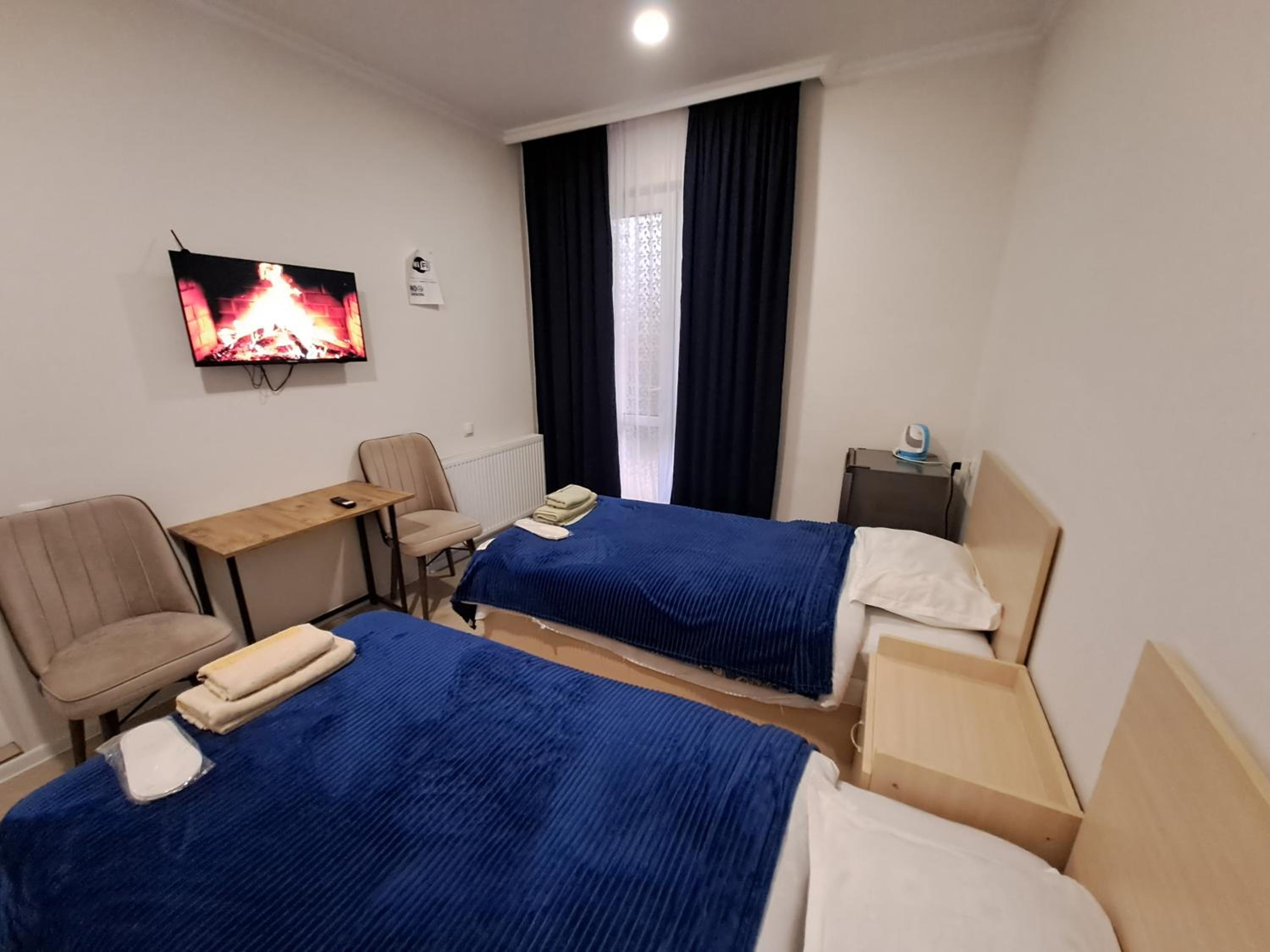 Twin Room with Private Bathroom - Photo 10