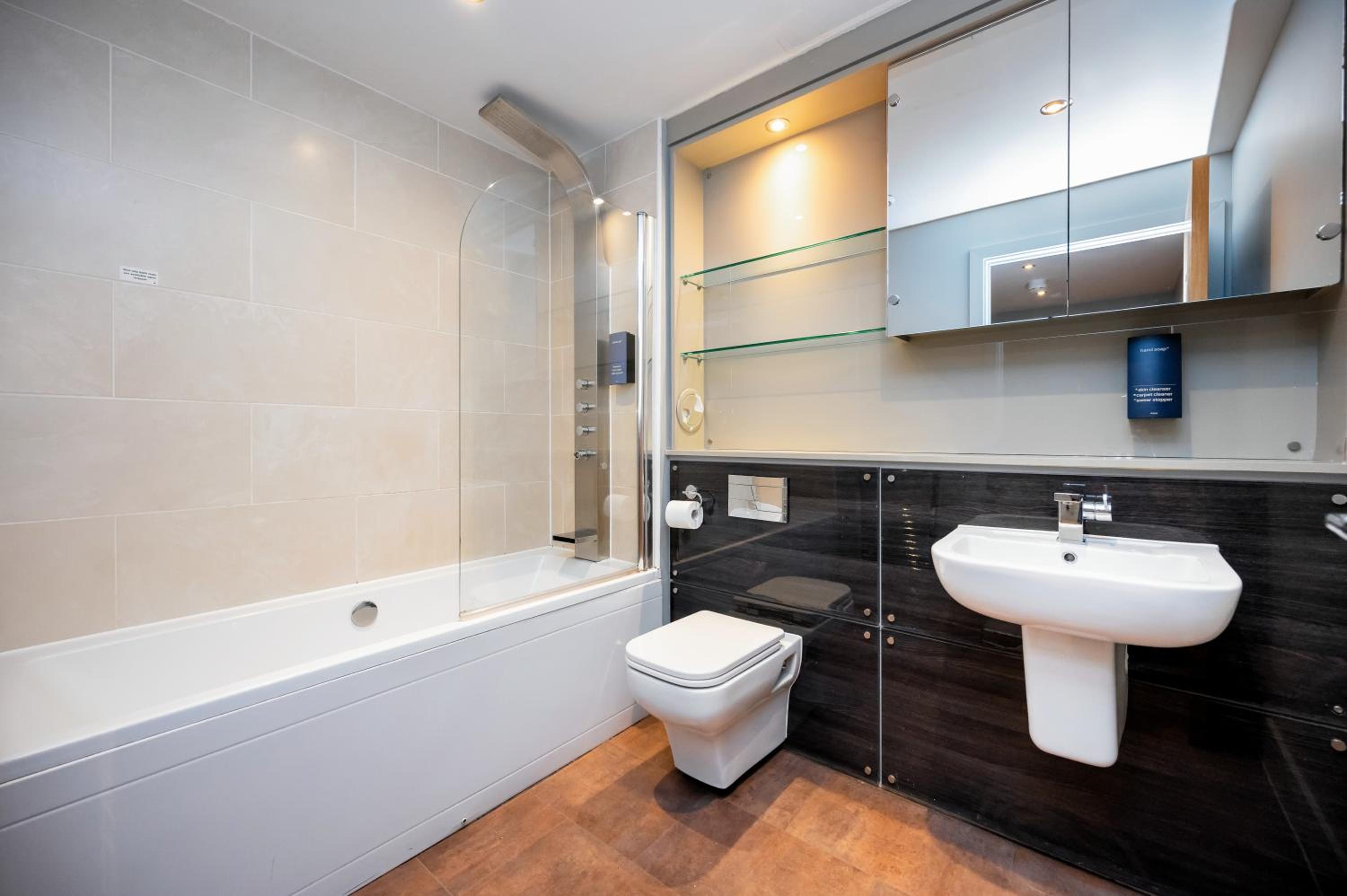 One-Bedroom Apartment (4 Adults) - Photo 9