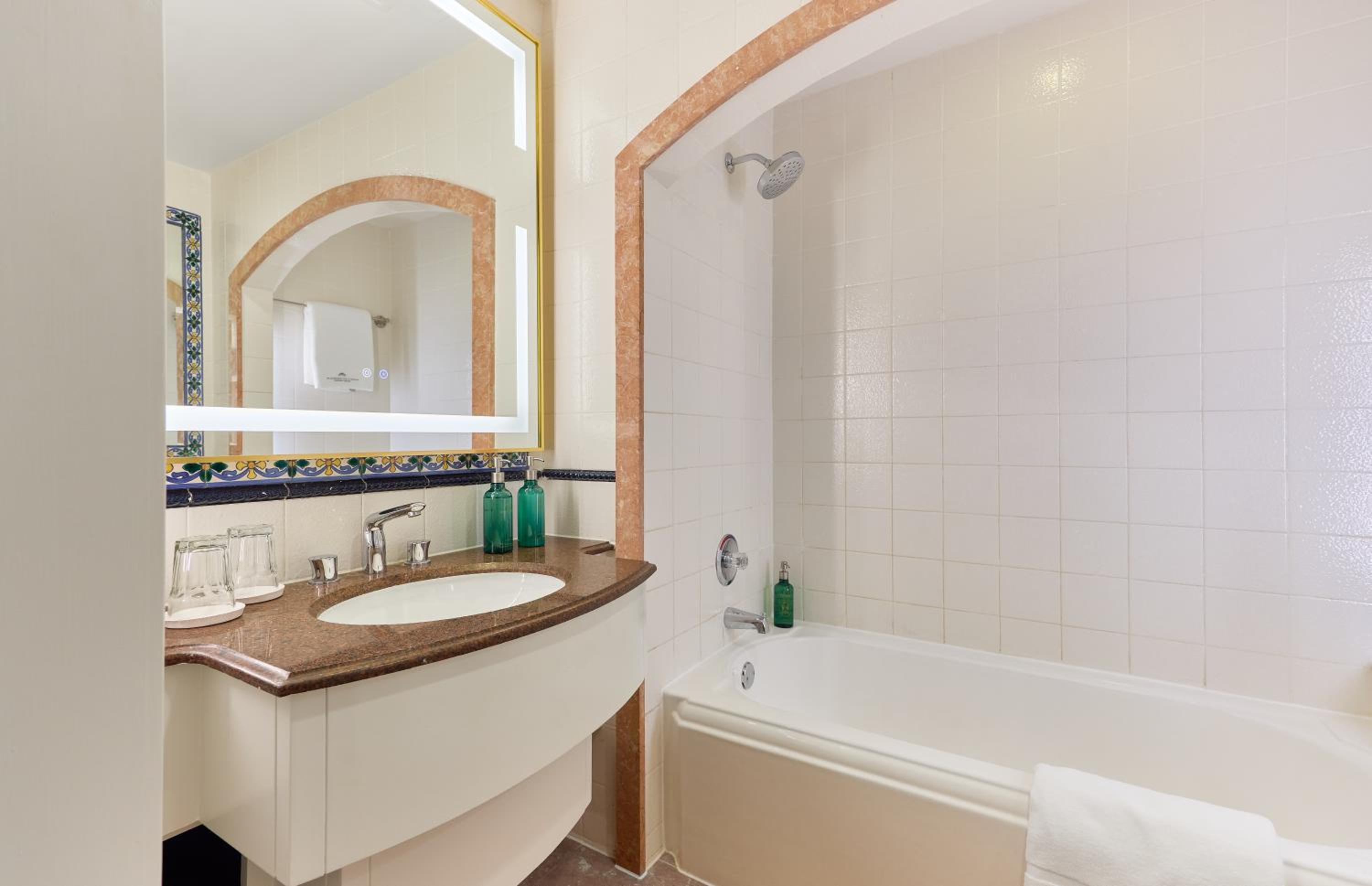 Standard King Room - Photo 2