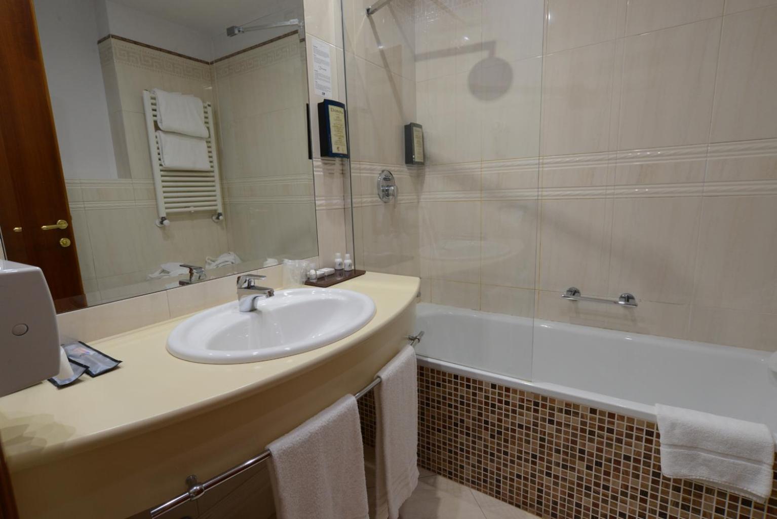 Standard Triple Room - Photo 2