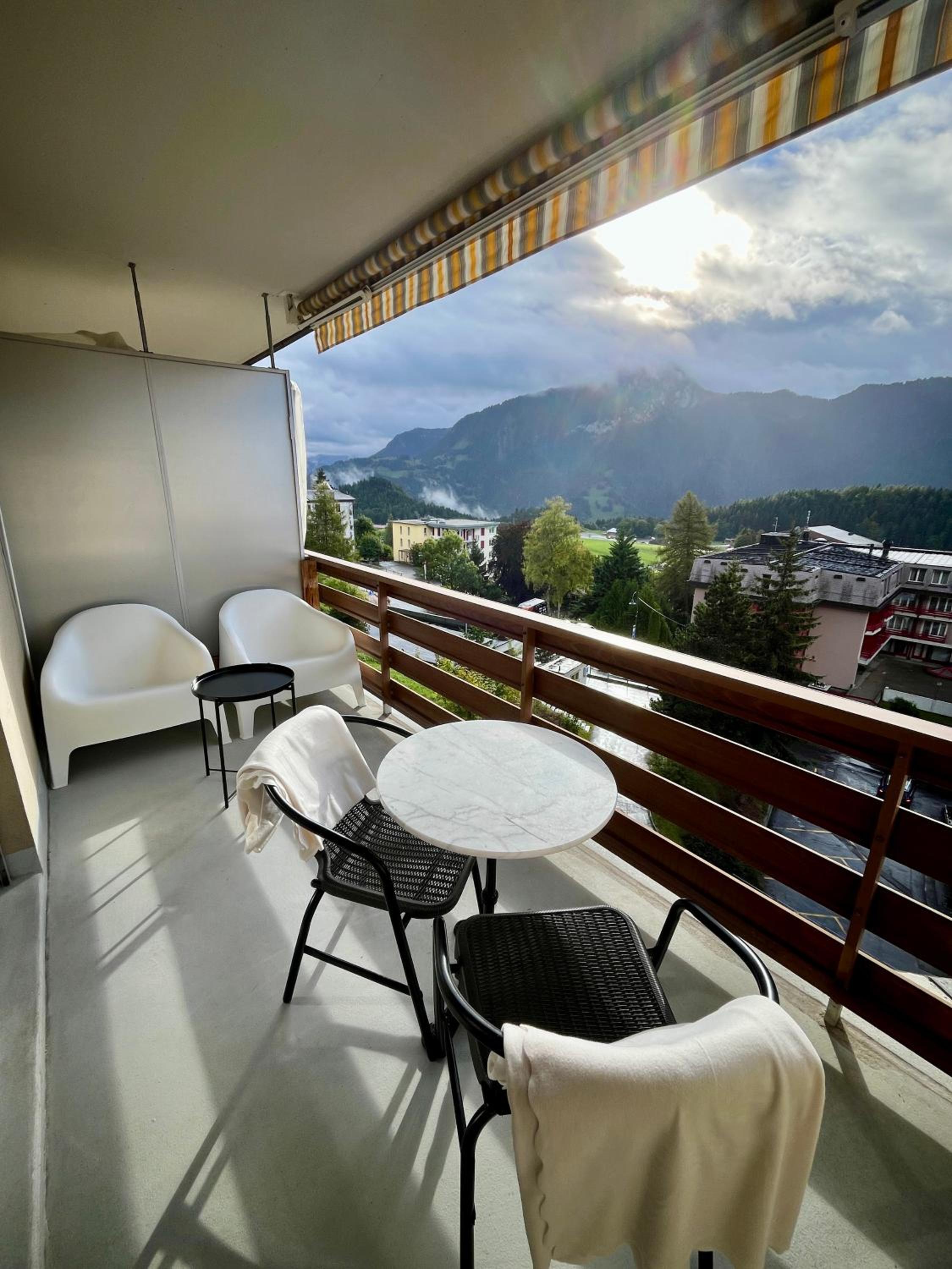 One-Bedroom Apartment with Balcony and Mountain View   photo 1