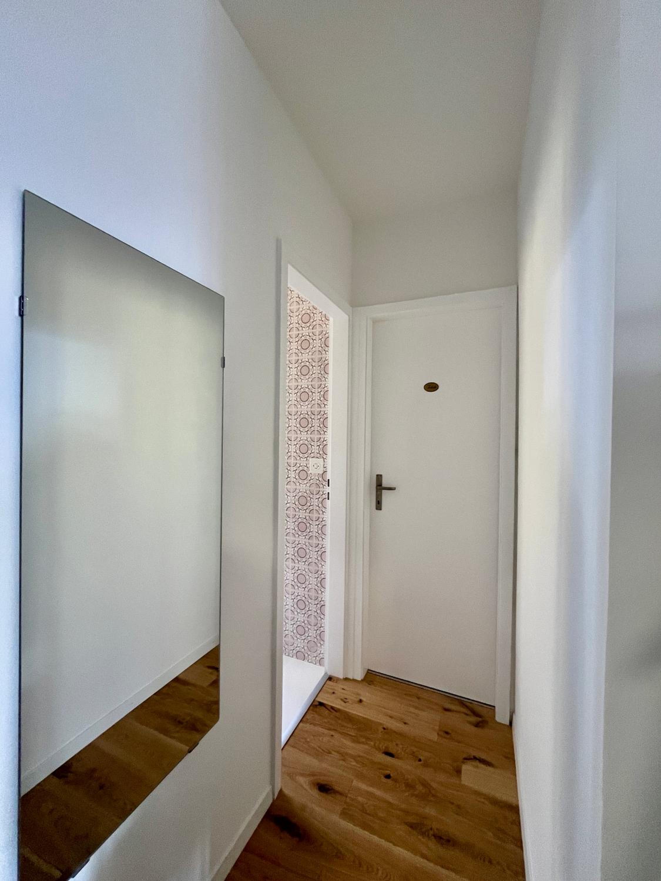 One-Bedroom Apartment with Balcony and Mountain View   photo 3