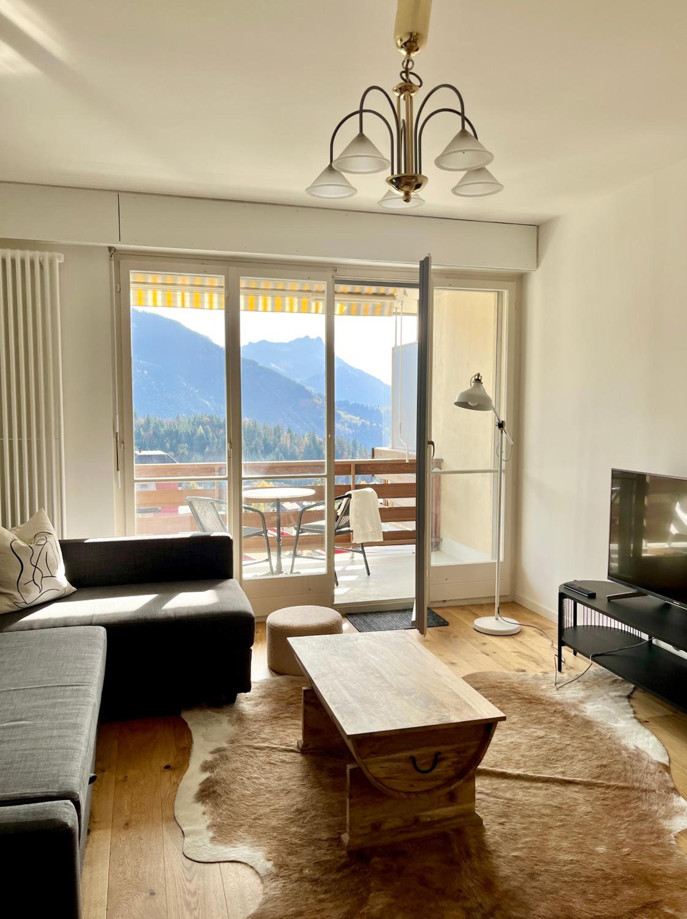 One-Bedroom Apartment with Balcony and Mountain View photo 2