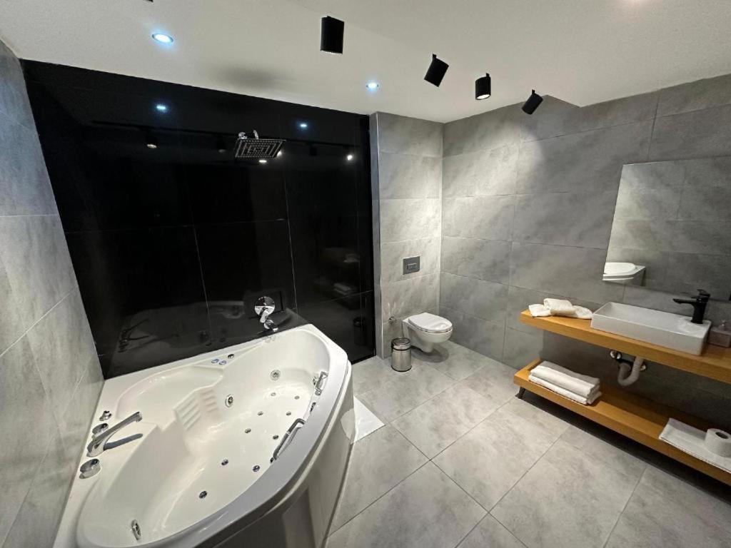 Double Room With Spa Bath photo 3