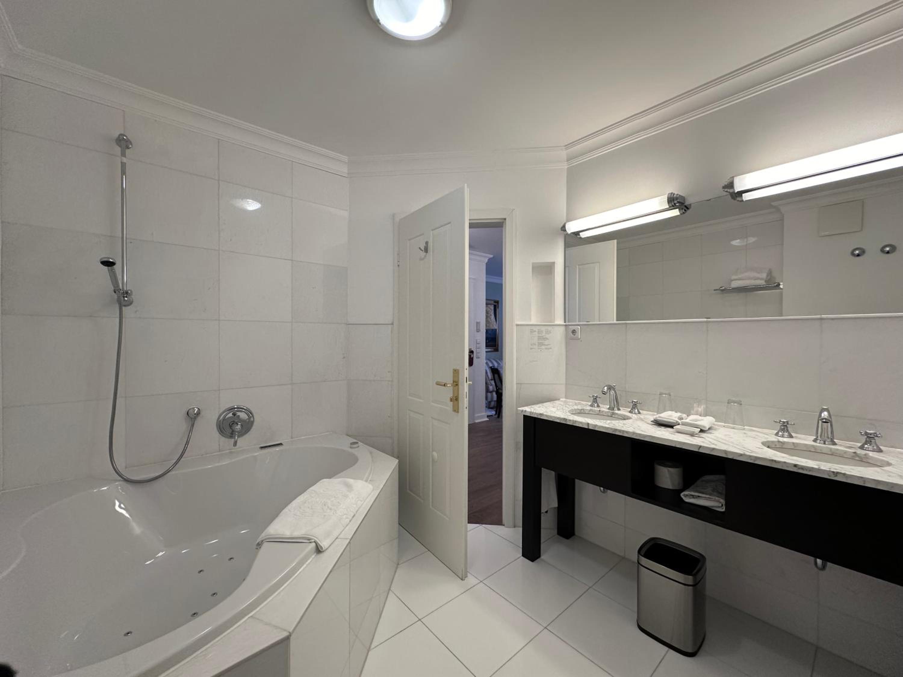 Deluxe Room - Photo 11