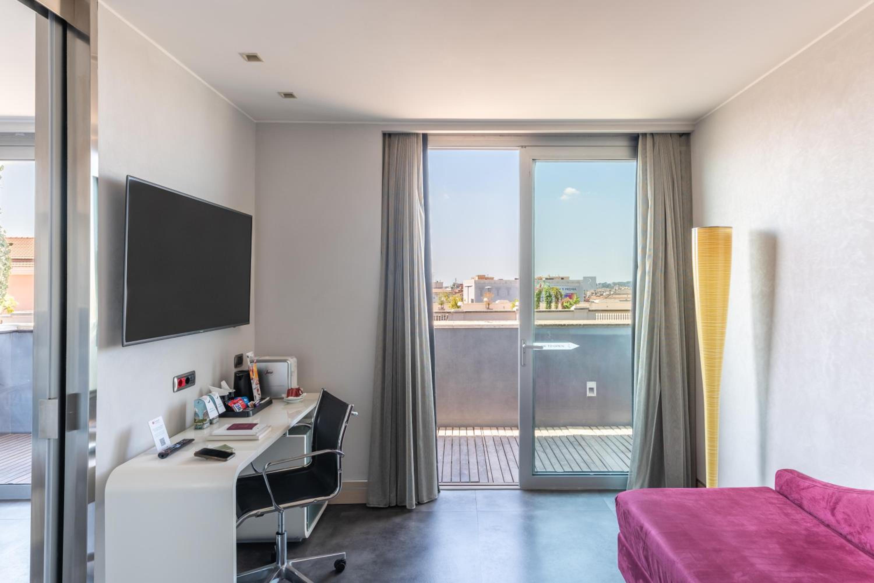 Junior King Suite with Terrace and City View thumbnail 5