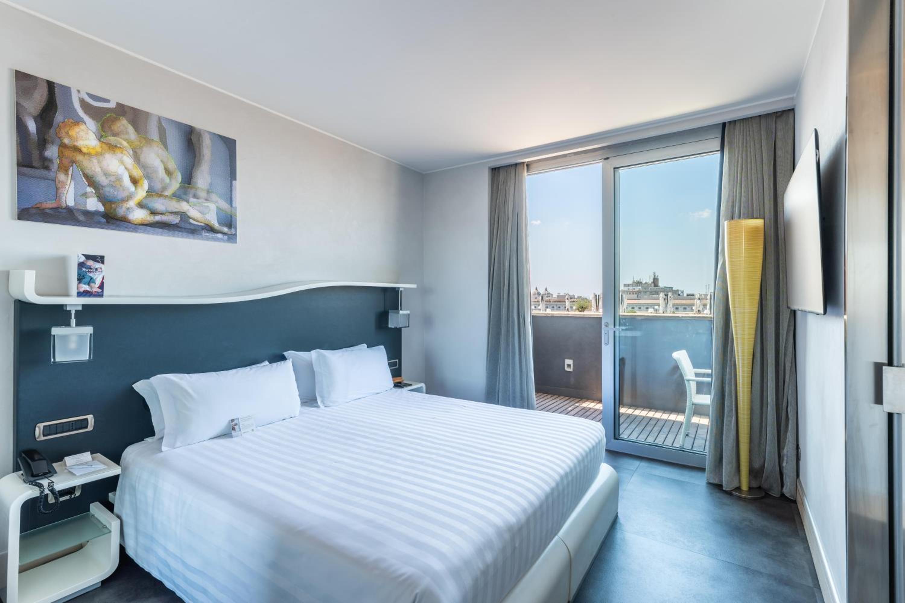 Junior King Suite with Terrace and City View thumbnail 6