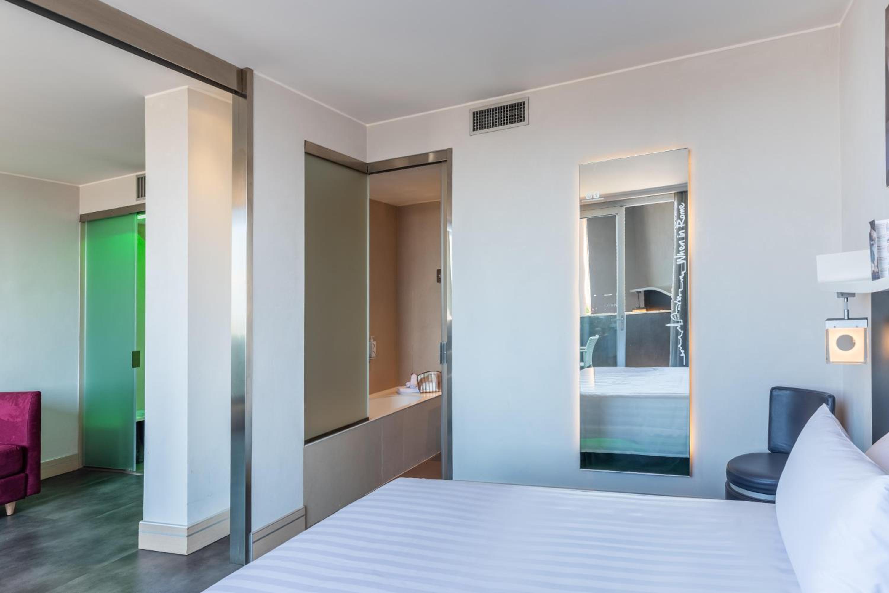 Junior King Suite with Terrace and City View thumbnail 6