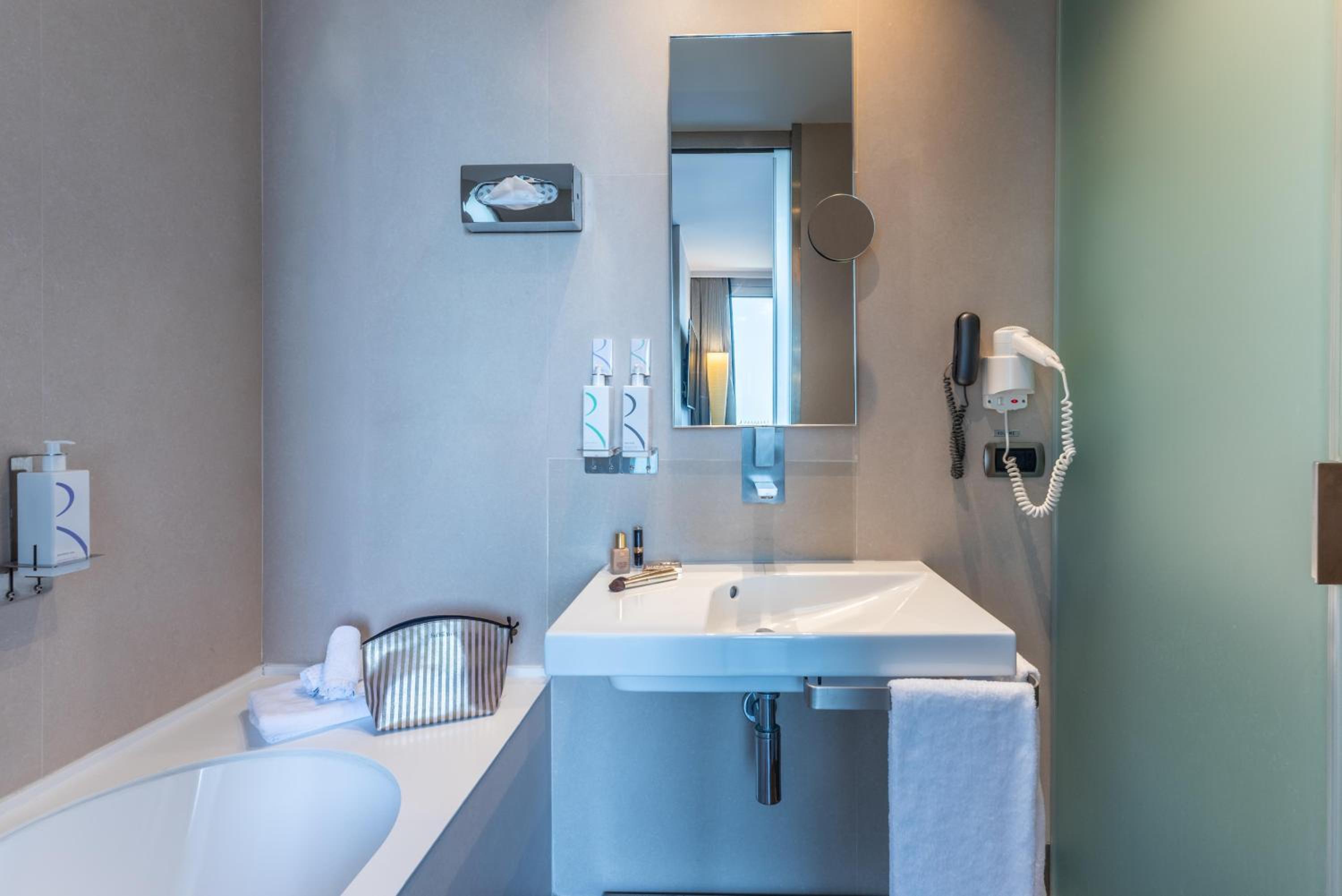 Junior King Suite with Terrace and City View thumbnail 5