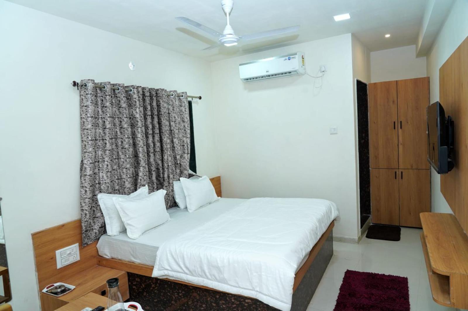 Standard King Room photo 3