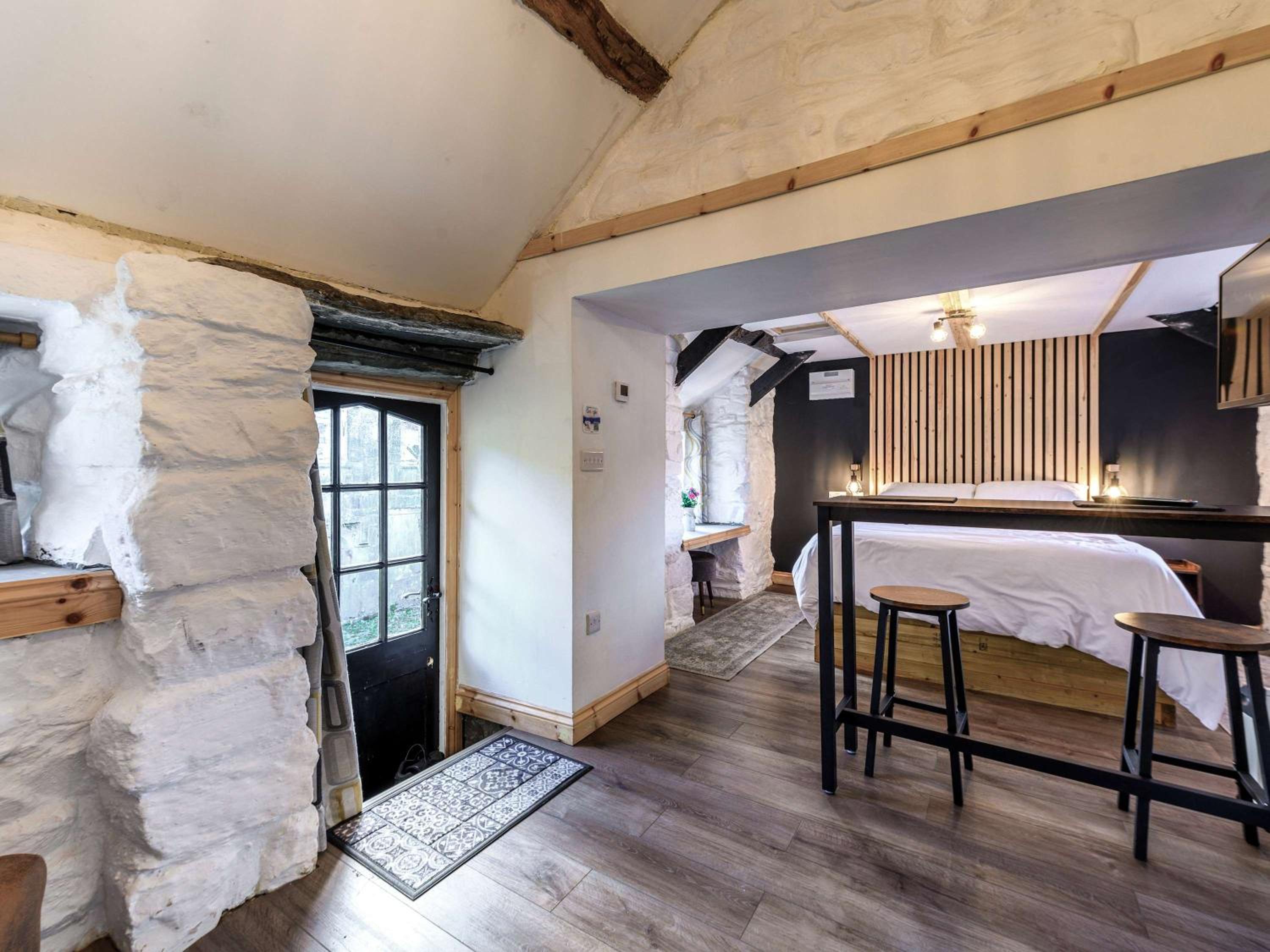 One-Bedroom Apartment With View photo 2