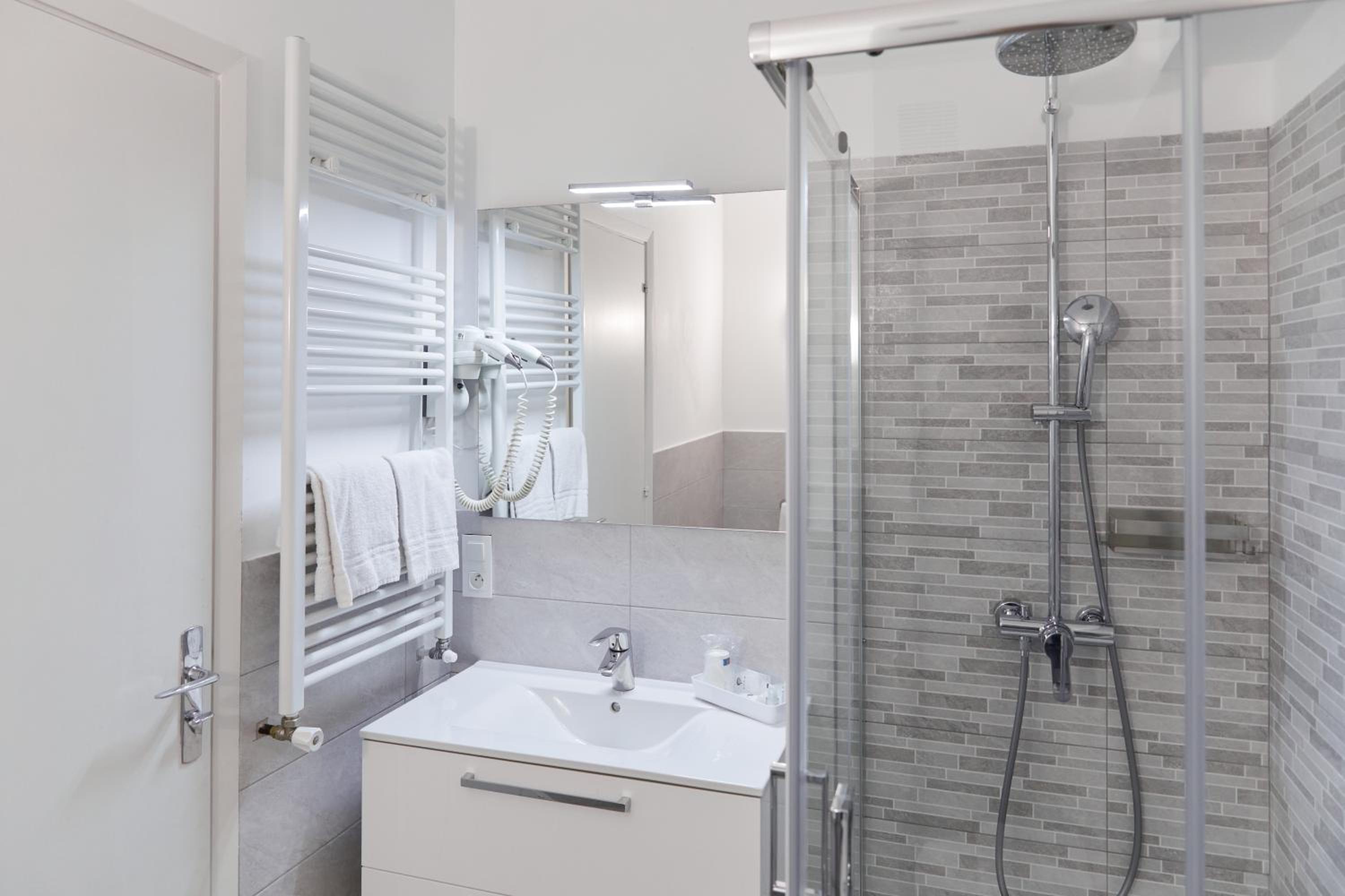Superior Double or Twin Room - Photo 9