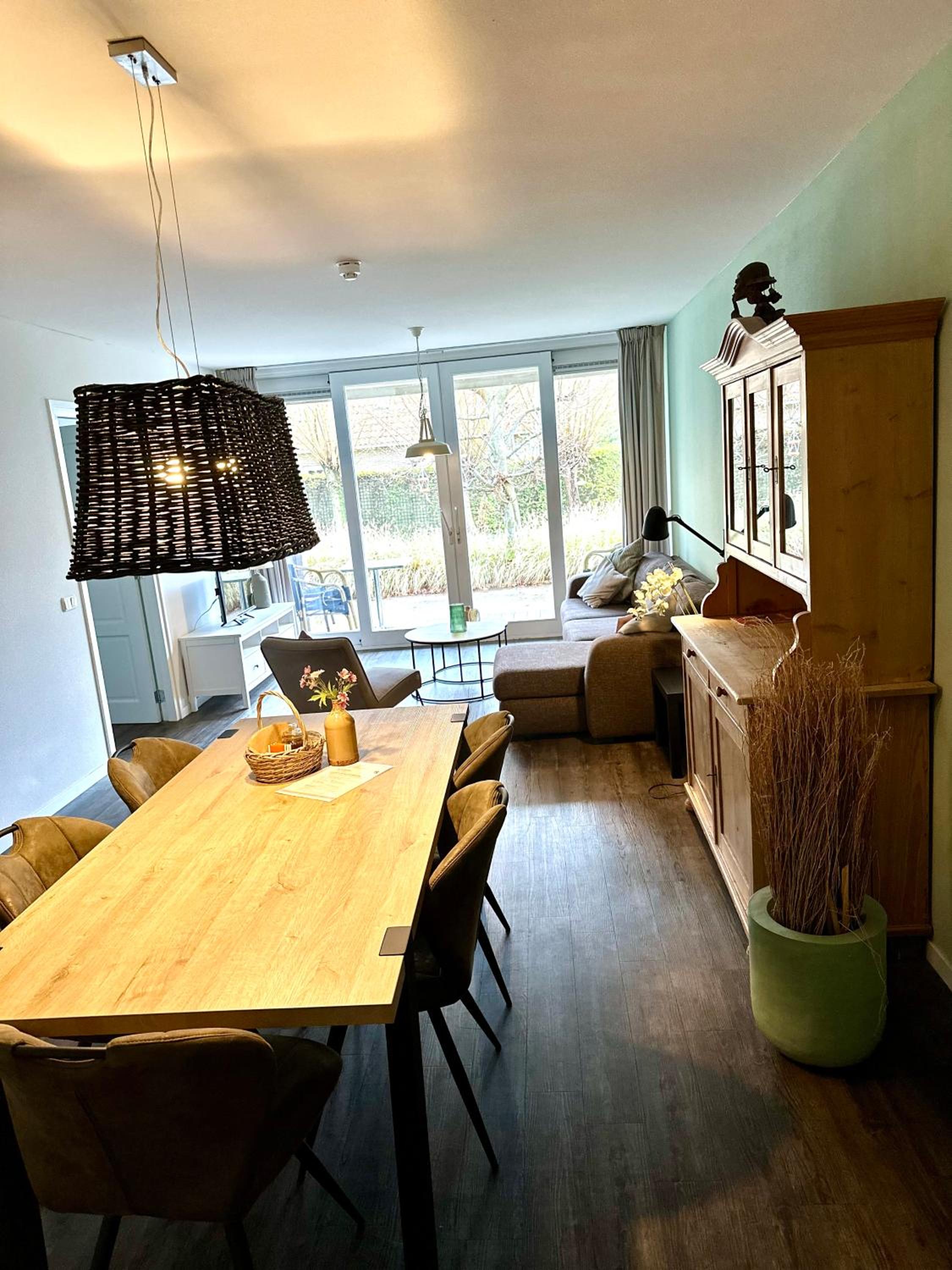 Apartment with Lake View - Photo 8