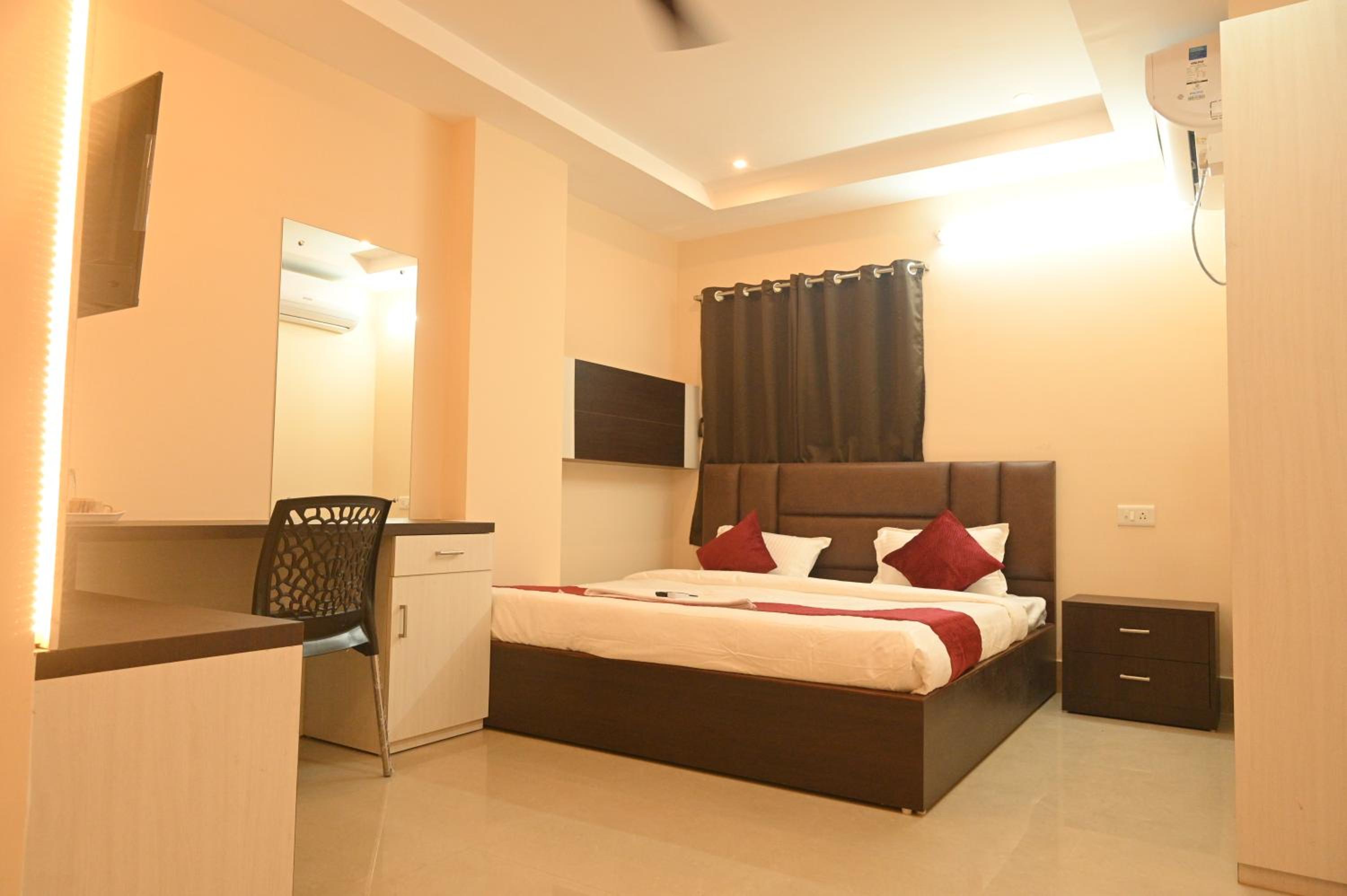 Deluxe Double Room with Balcony photo 1