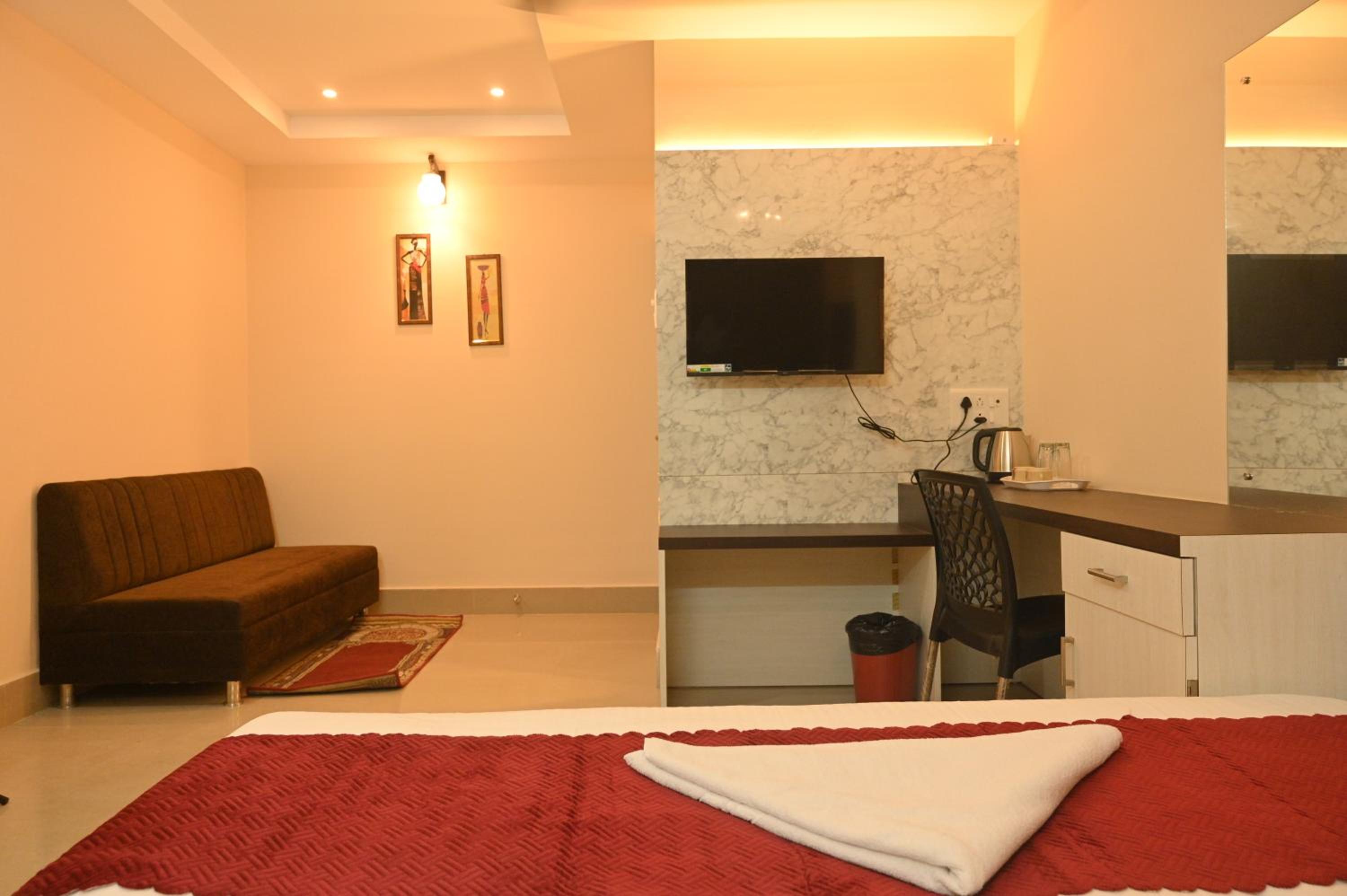 Deluxe Double Room with Balcony photo 2